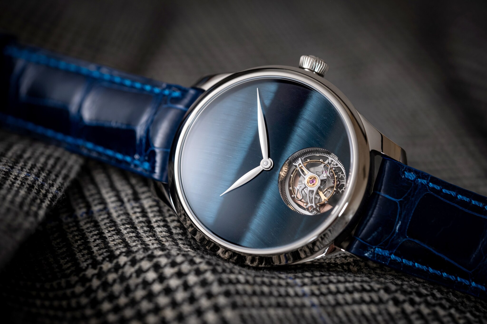 Close-up einer schlichten Uhr in dunklem Blau.