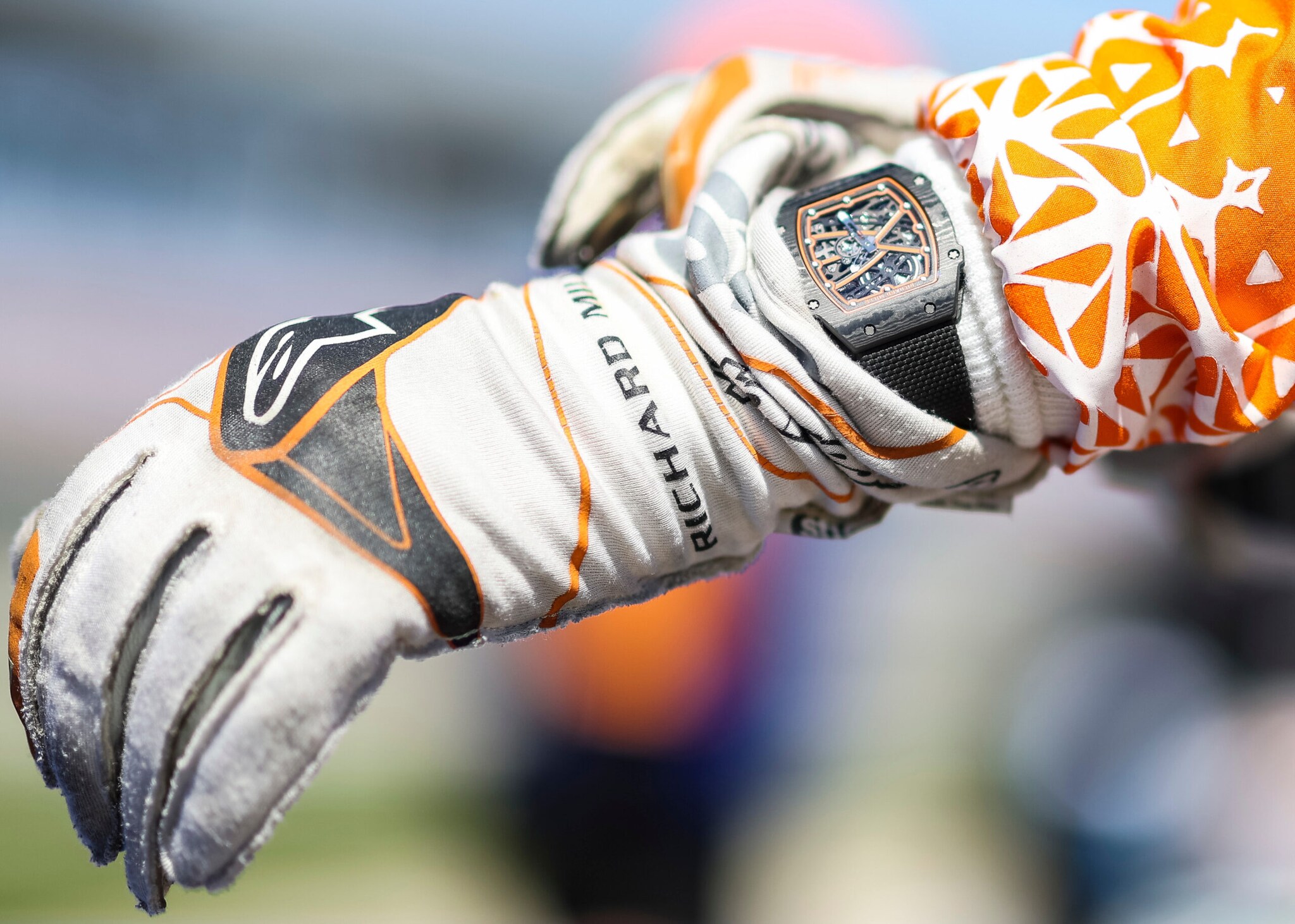 Detailaufnahme eines Arms in Sportkleidung, an dessen Handgelenk prominent eine Uhr von Richard Mille zu erkennen ist.