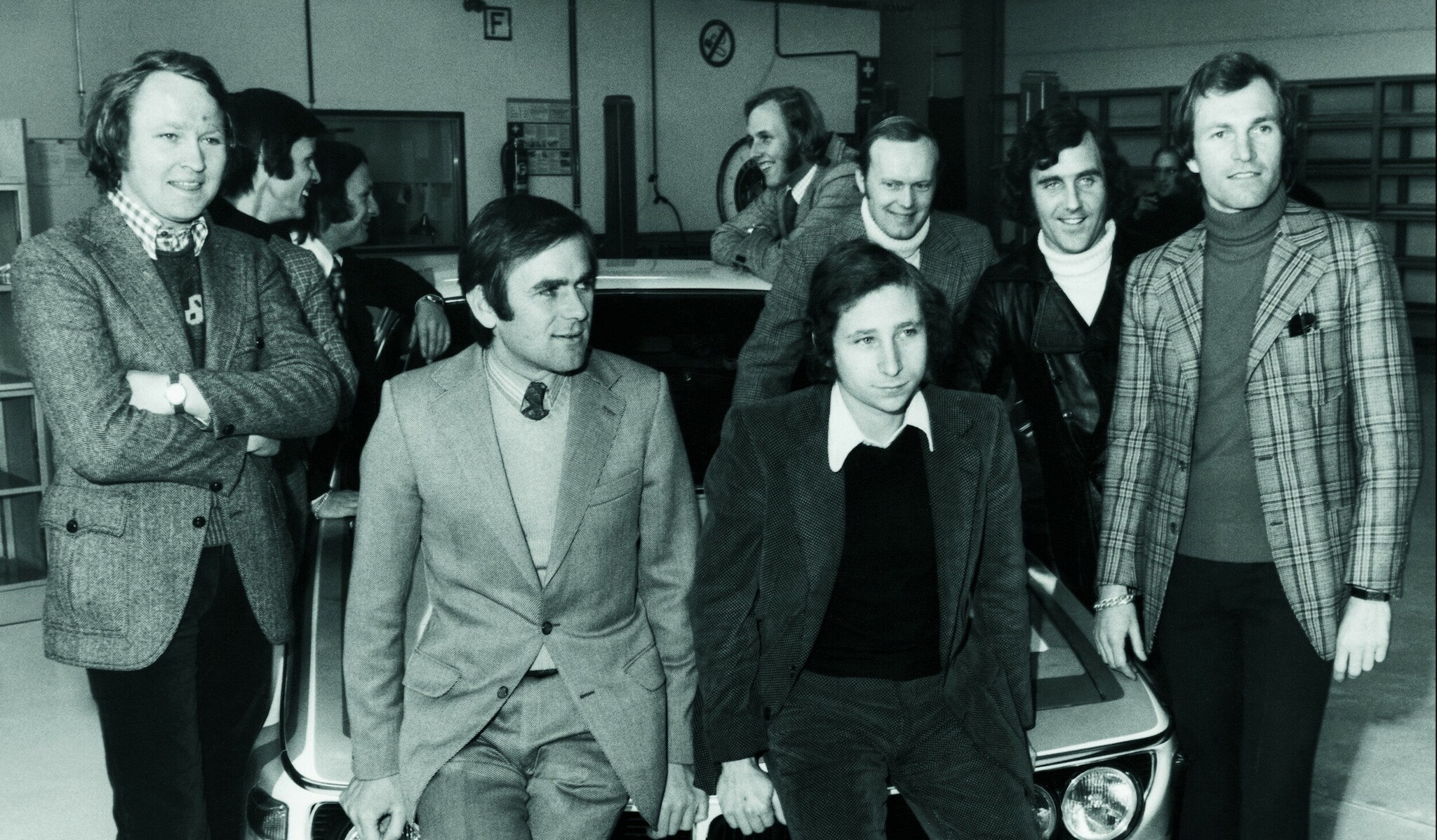 Historisches Foto einer Gruppe Männer mit Sportauto