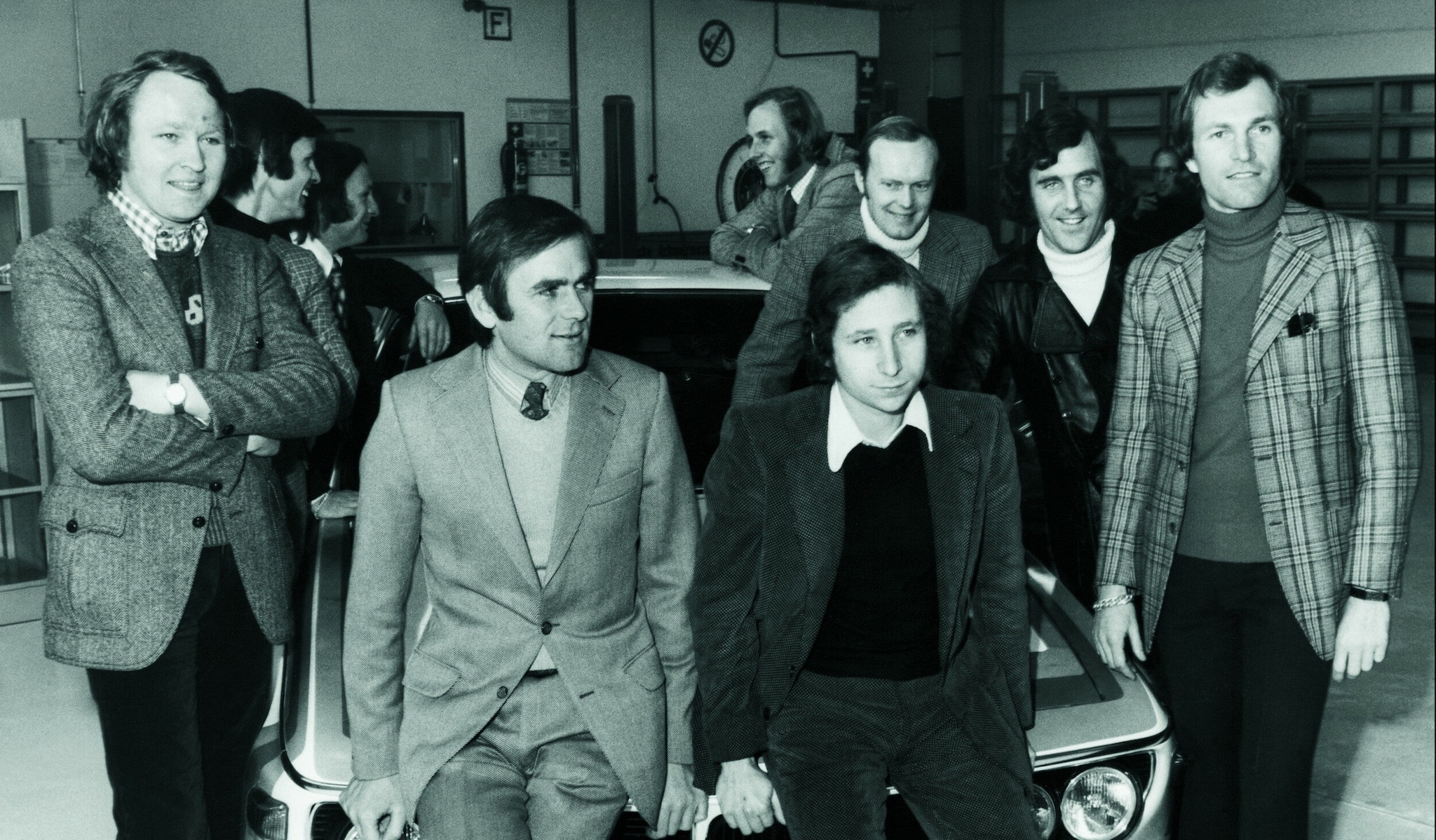 Historisches Foto einer Gruppe Männer mit Sportauto Historisches Foto einer Gruppe Männer mit Sportauto