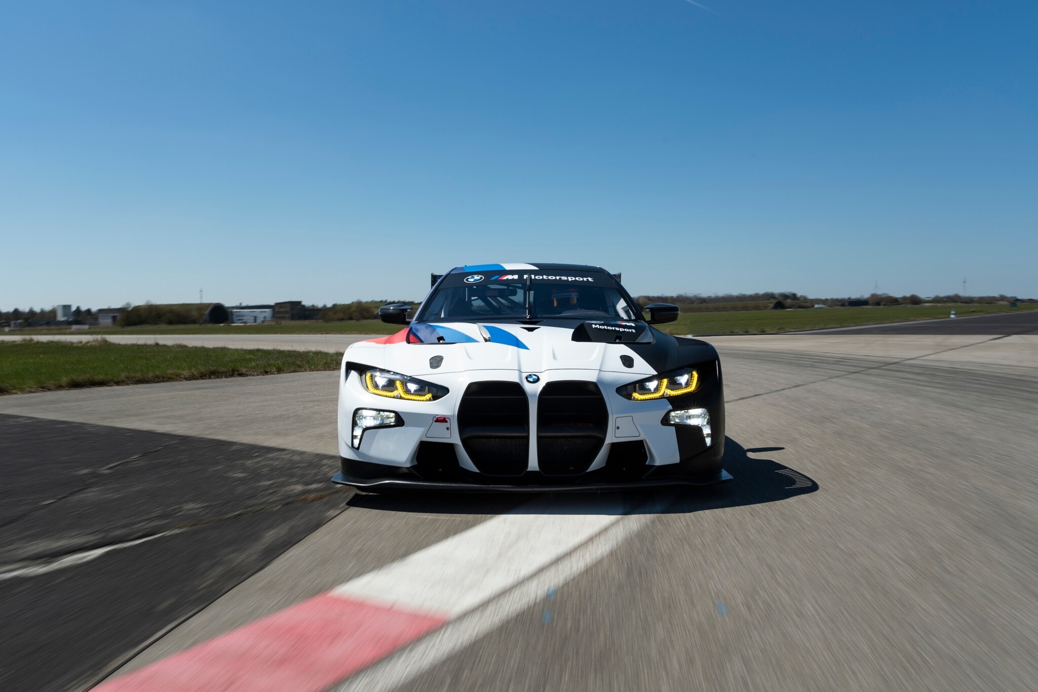 Ein Rennfahrzeug auf der Rennstrecke Ein Rennfahrzeug auf der Rennstrecke