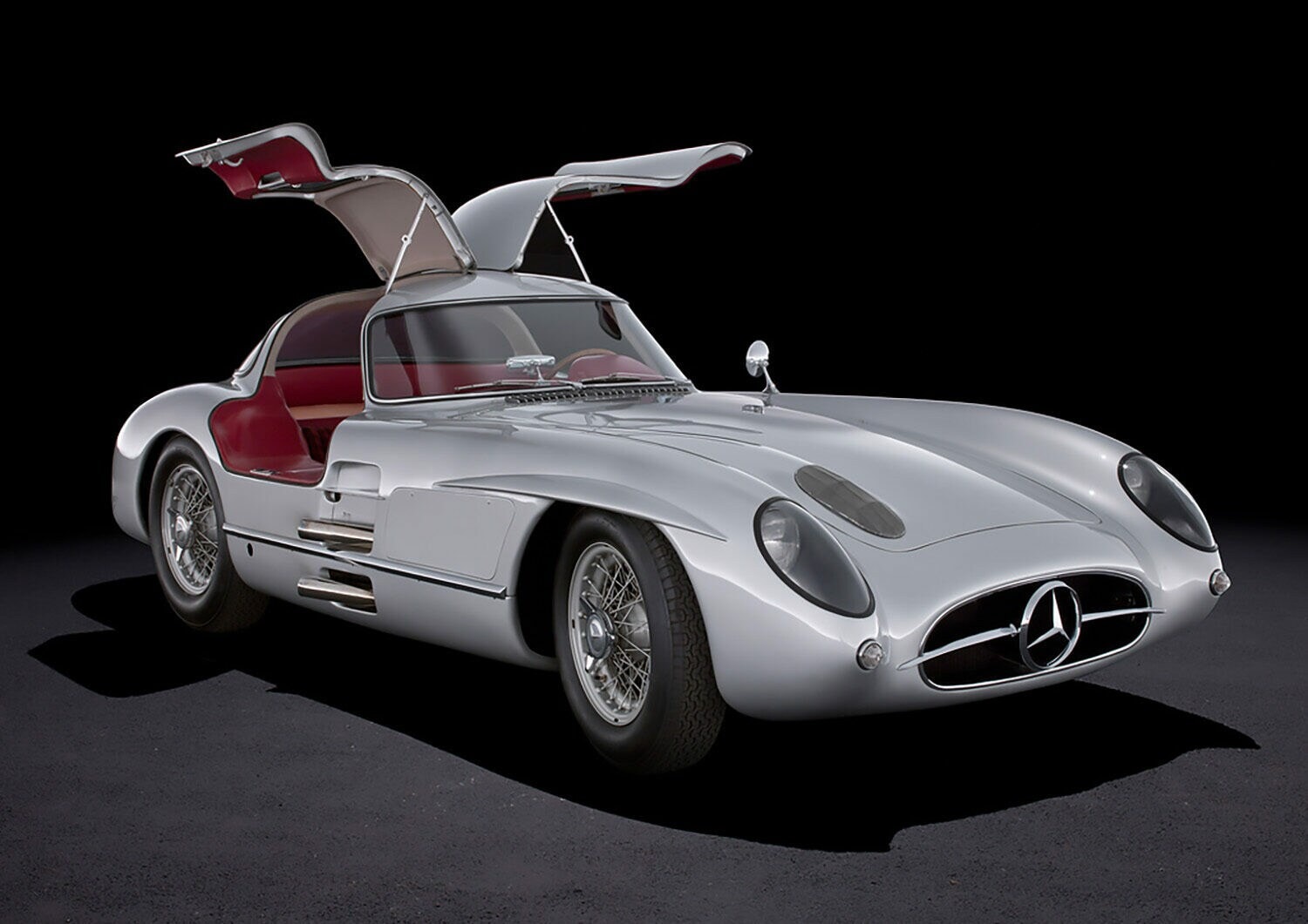 Ein Mercedes Benz 300 SLR Uhlenhaut-Coupé mit Flügeltüren, Studioaufnahme von links vorne