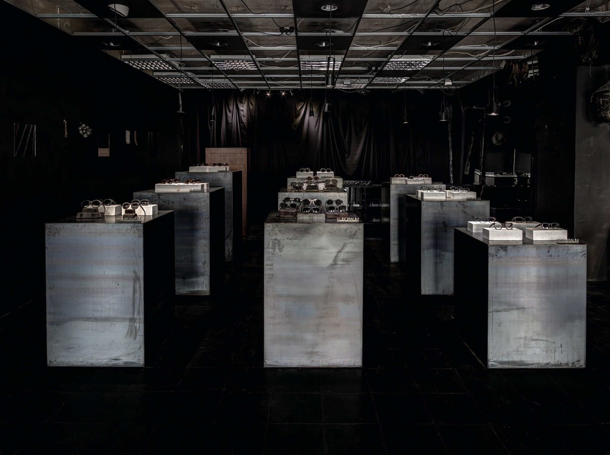 Mehrere Brillengestelle, die auf Blöcken ausgestellt sind