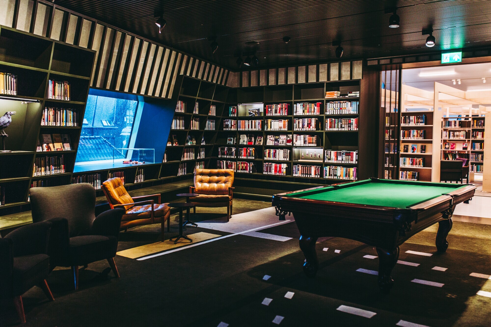 Eine Bibliothek mit Sesseln und Billardtisch