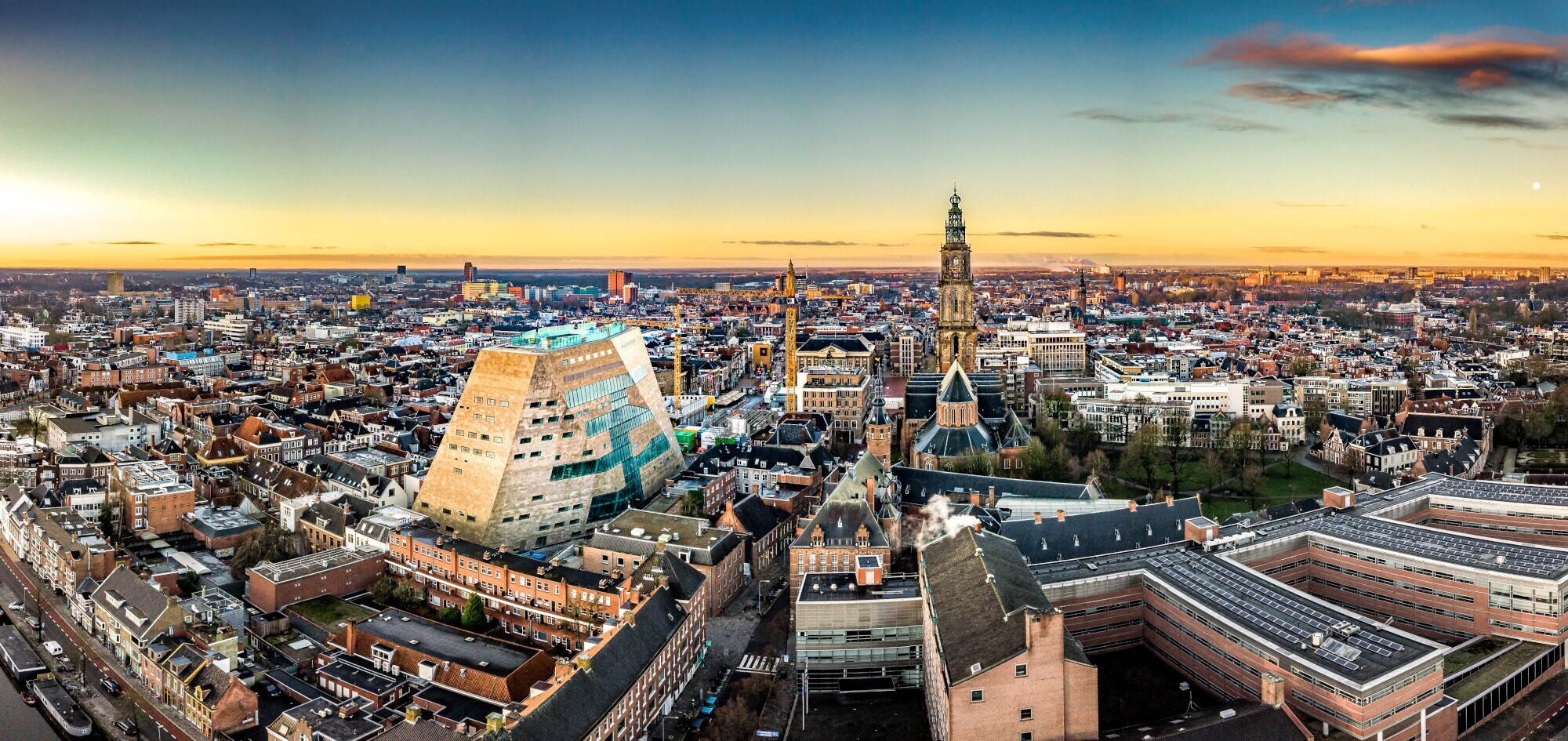 Stadtpanorama mit einem großen, modernen Gebäude im Zentrum Groningens