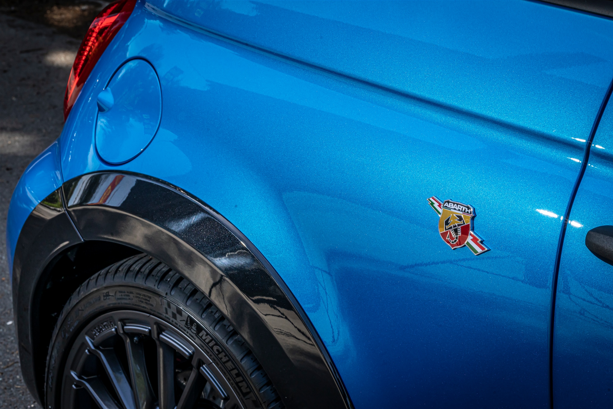 Detail eines blauen Sportautos