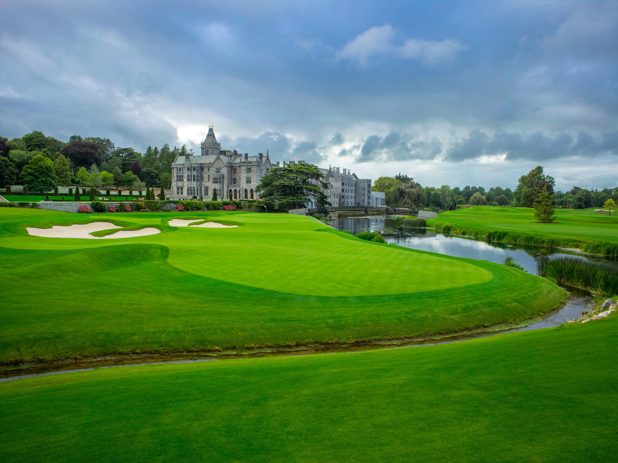 Ein herrschaftliches Anwesen steht mitten auf einem Golfplatz.