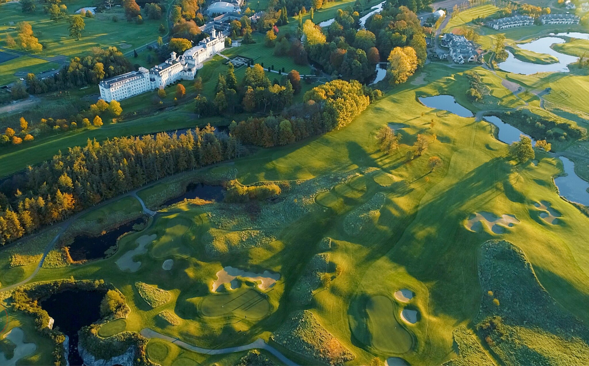 Blick aus der Vogelperspektive auf einen Golfplatz Blick aus der Vogelperspektive auf einen Golfplatz