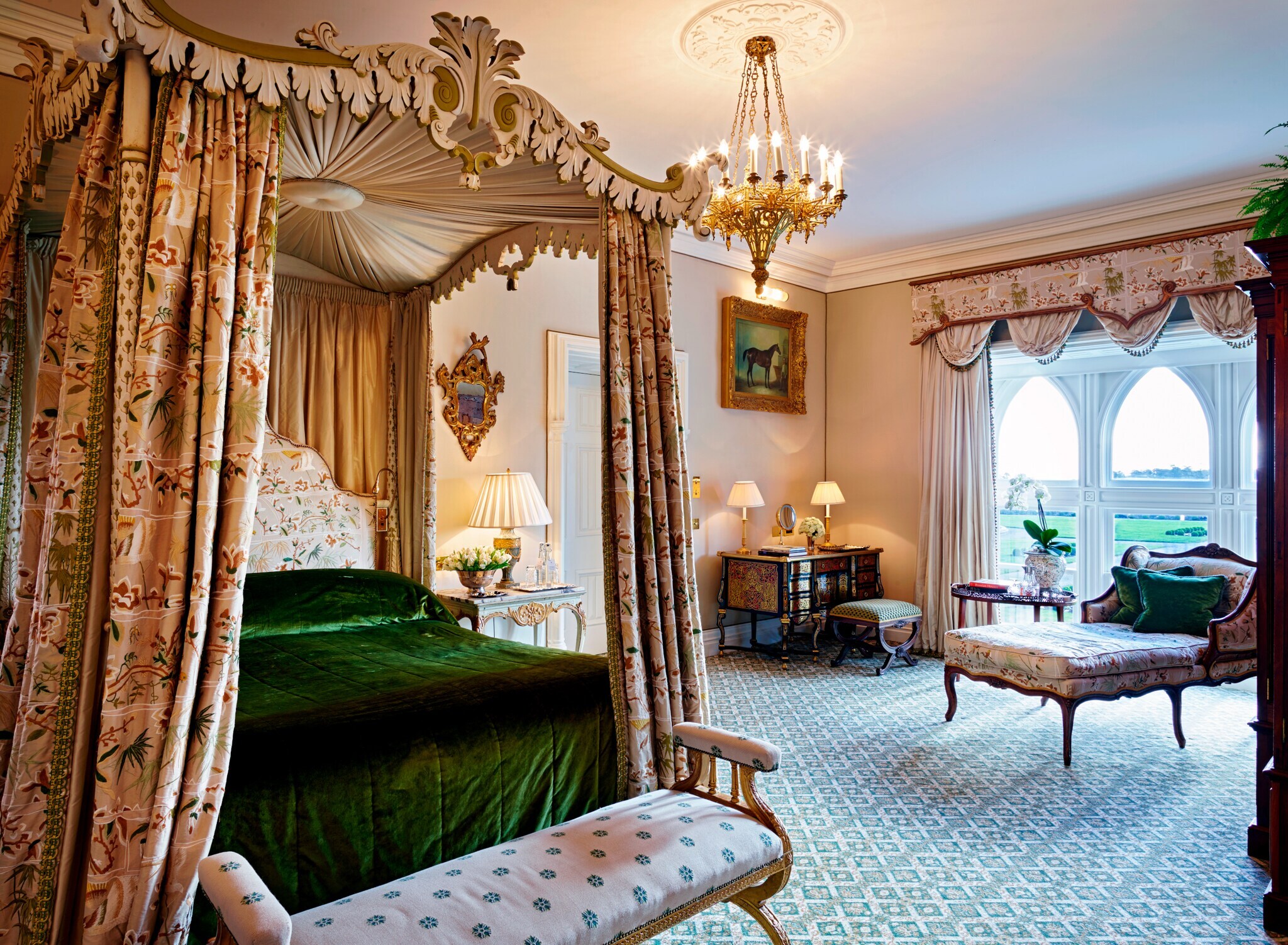 Blick in ein sehr prunkvoll eingerichtetes Hotelzimmer.