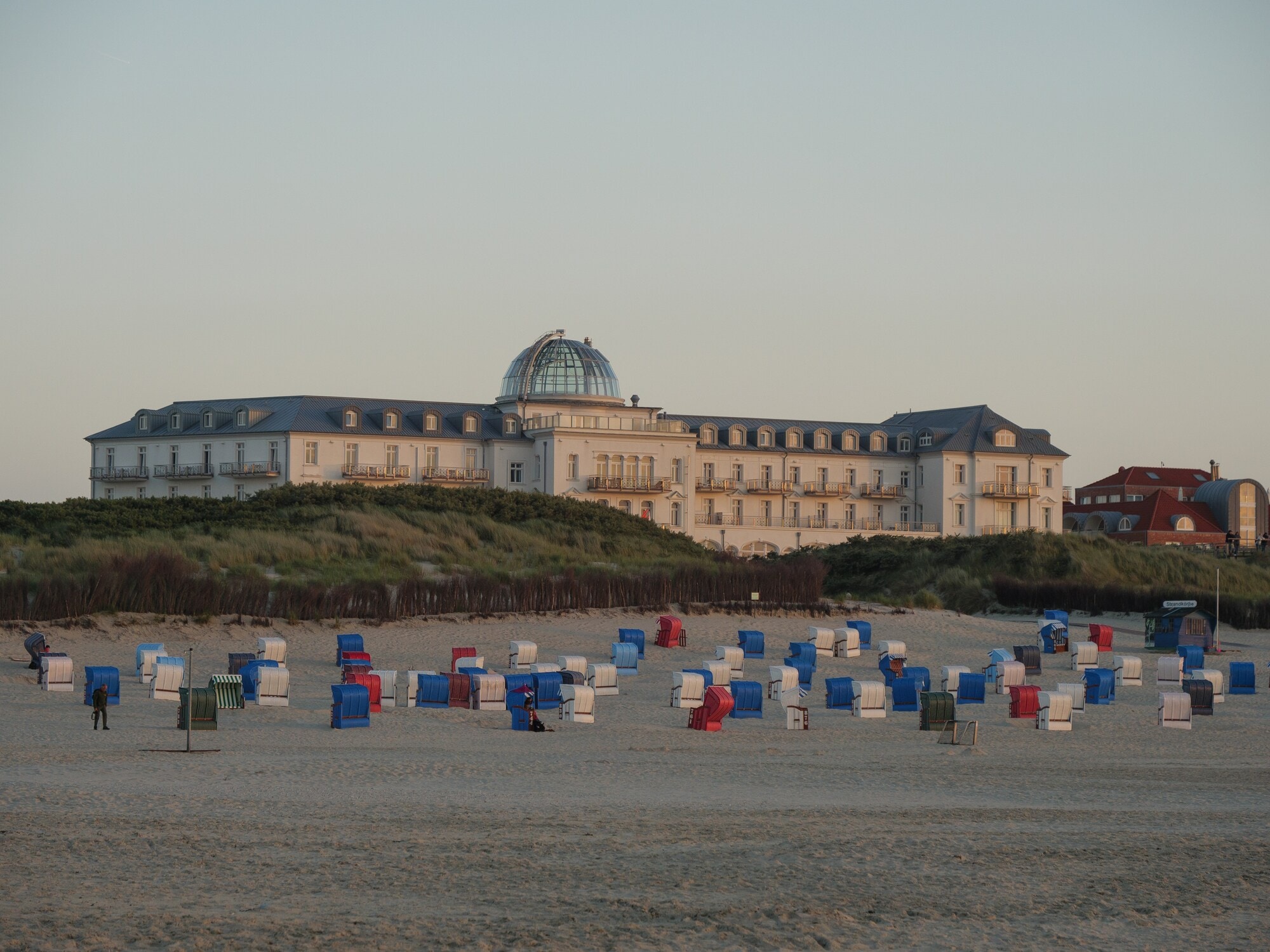 Strandhotel Kurhaus Juist, im Vordergrund Strandkörbe Strandhotel Kurhaus Juist, im Vordergrund Strandkörbe