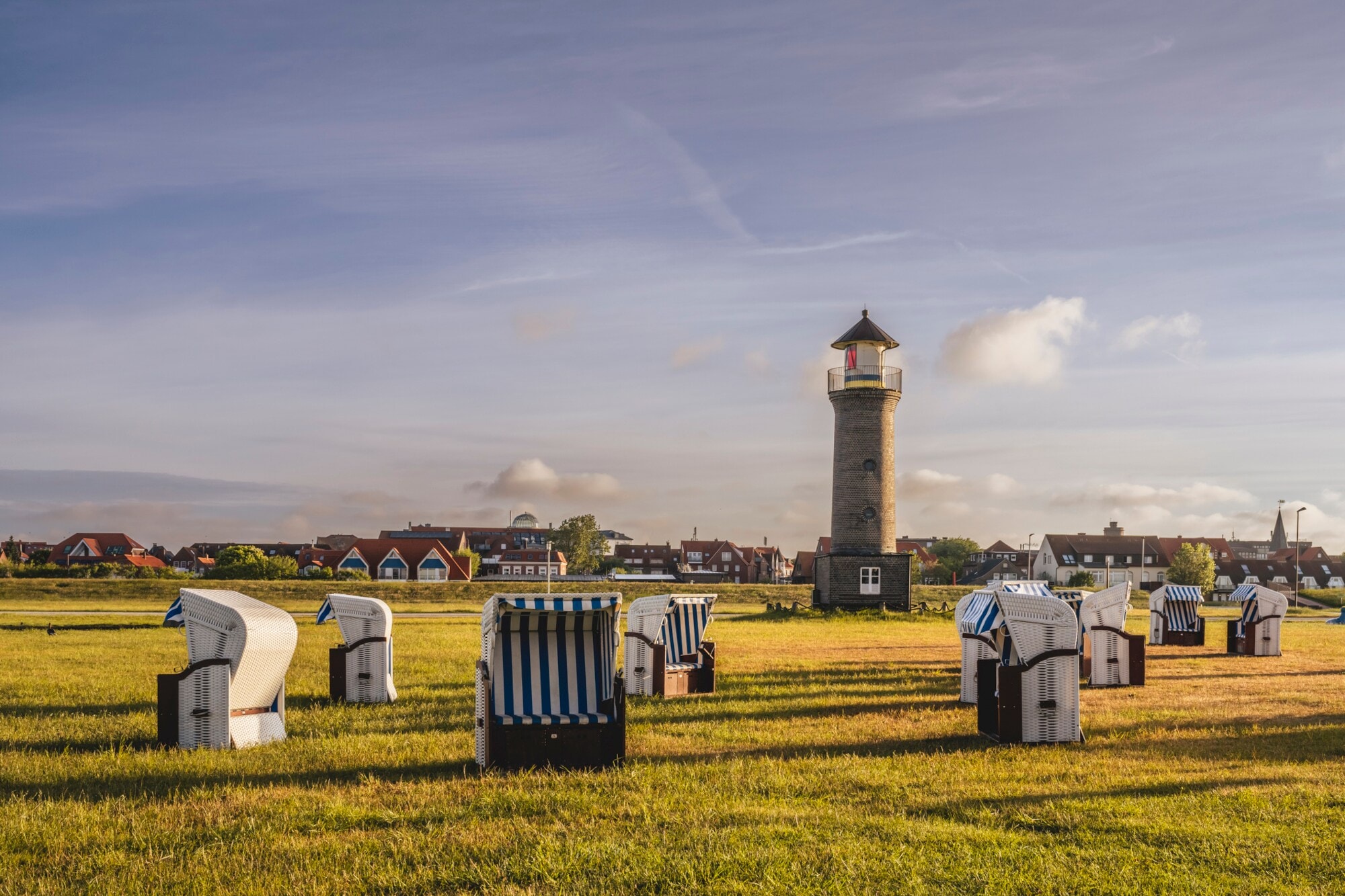 Strandkörbe auf einer Wiese auf der Insel Juist Strandkörbe auf einer Wiese auf der Insel Juist