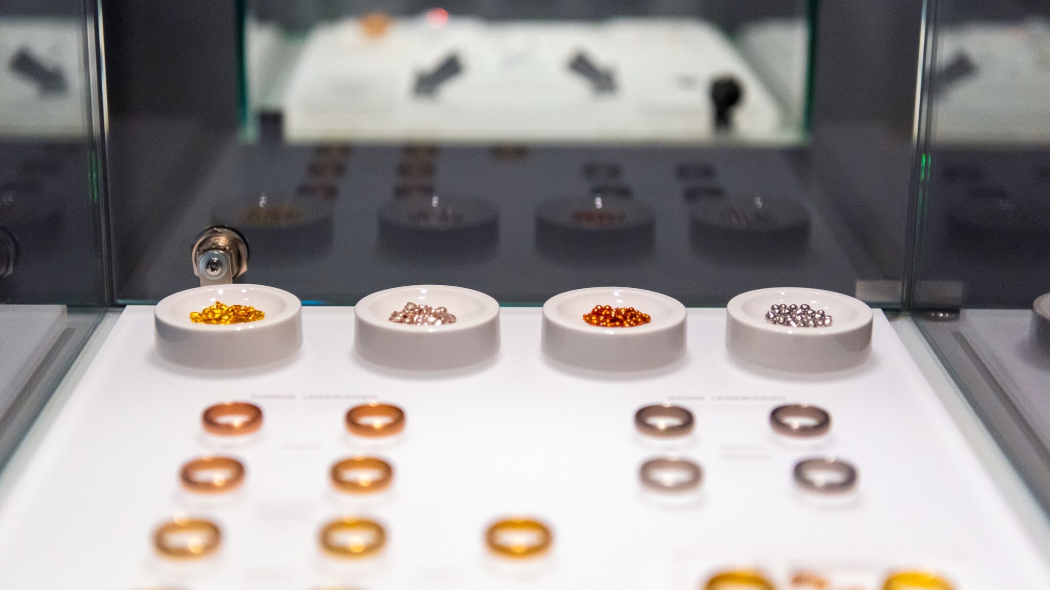 Vitrine mit Gold und Ringen im Atelier von Jan Spille Vitrine mit Gold und Ringen im Atelier von Jan Spille