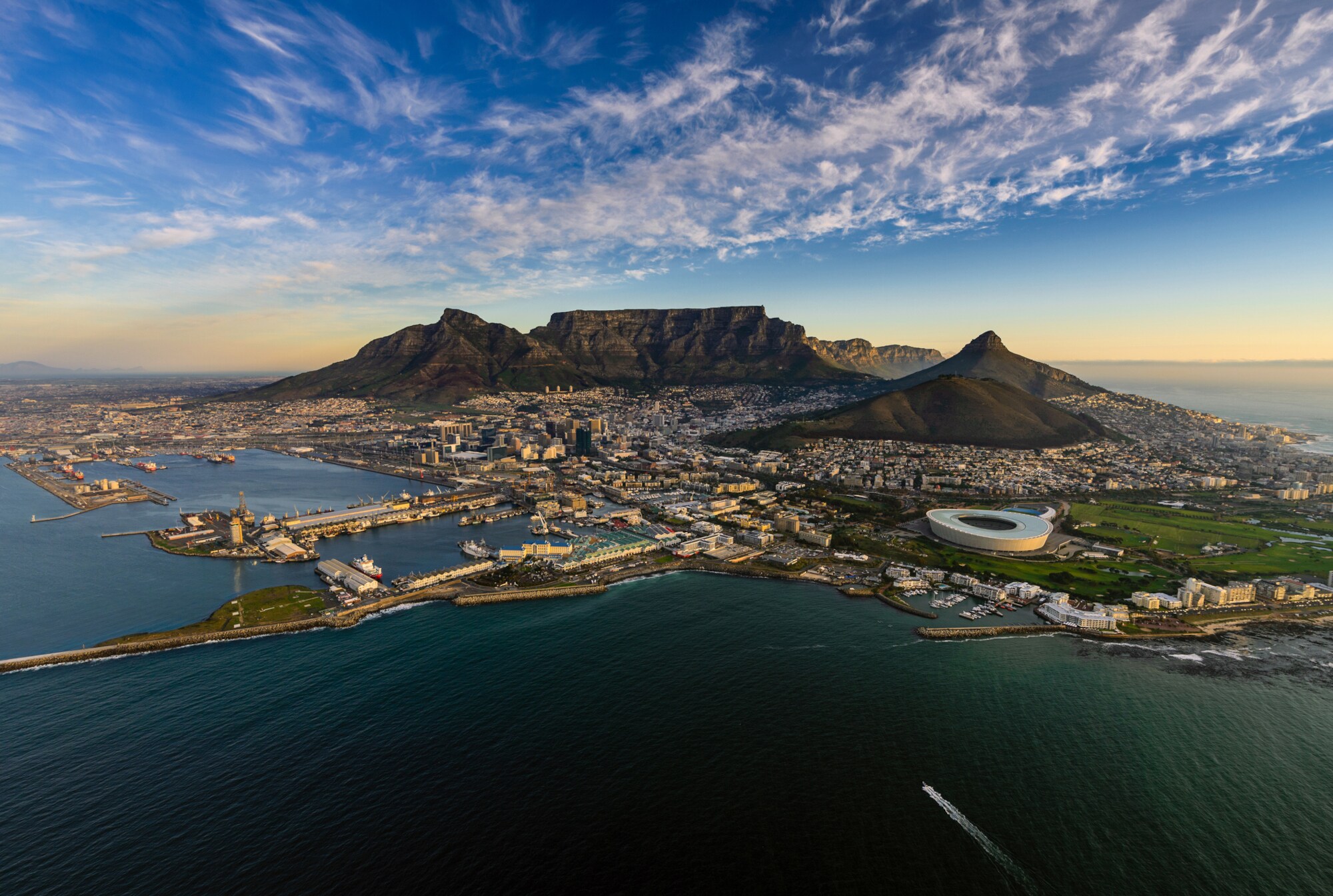 Luftaufnahme von Kapstadt und dem Tafelberg Luftaufnahme von Kapstadt und dem Tafelberg