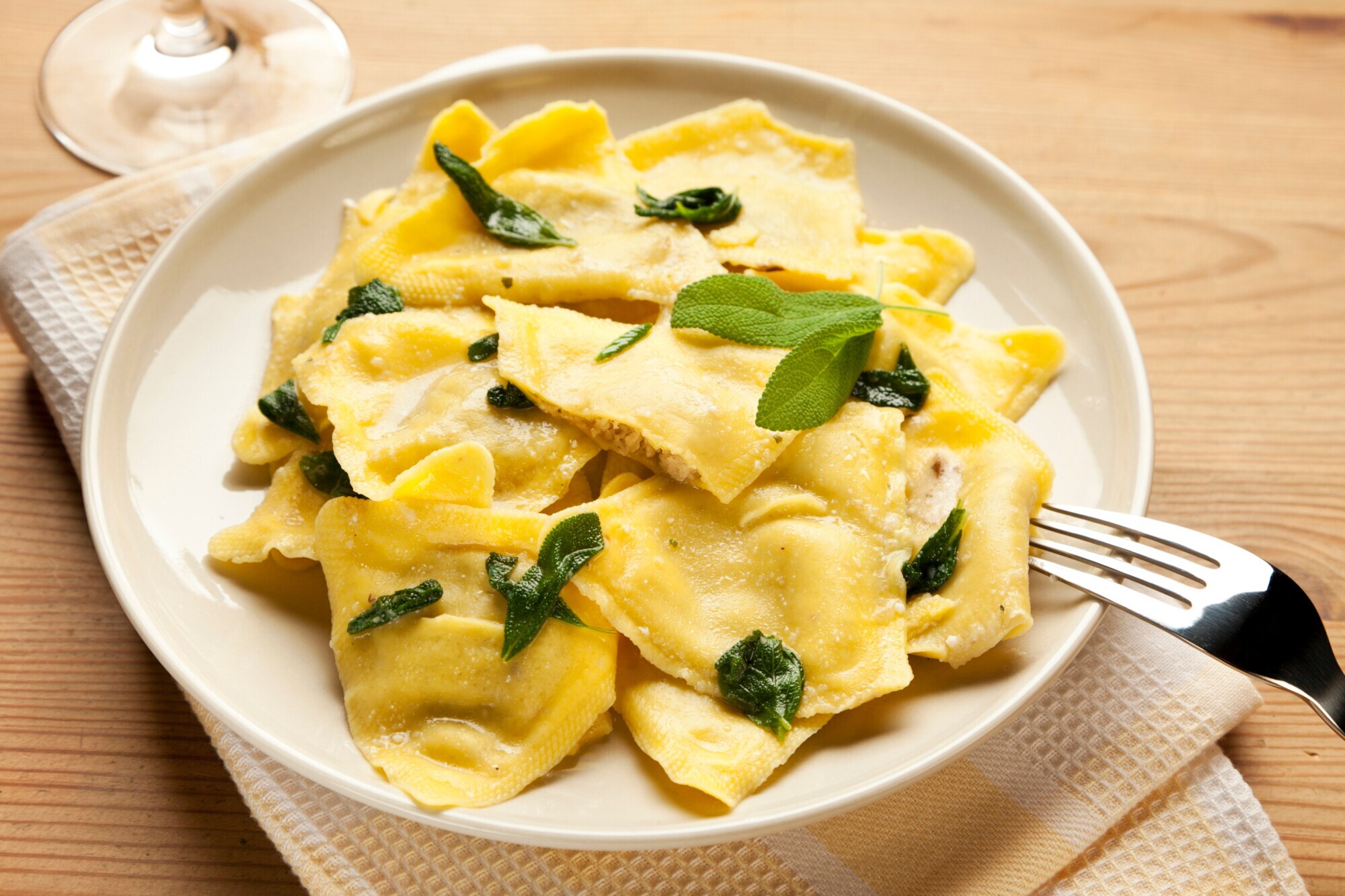 Ravioli mit frischen Kräutern auf einem weißen Teller