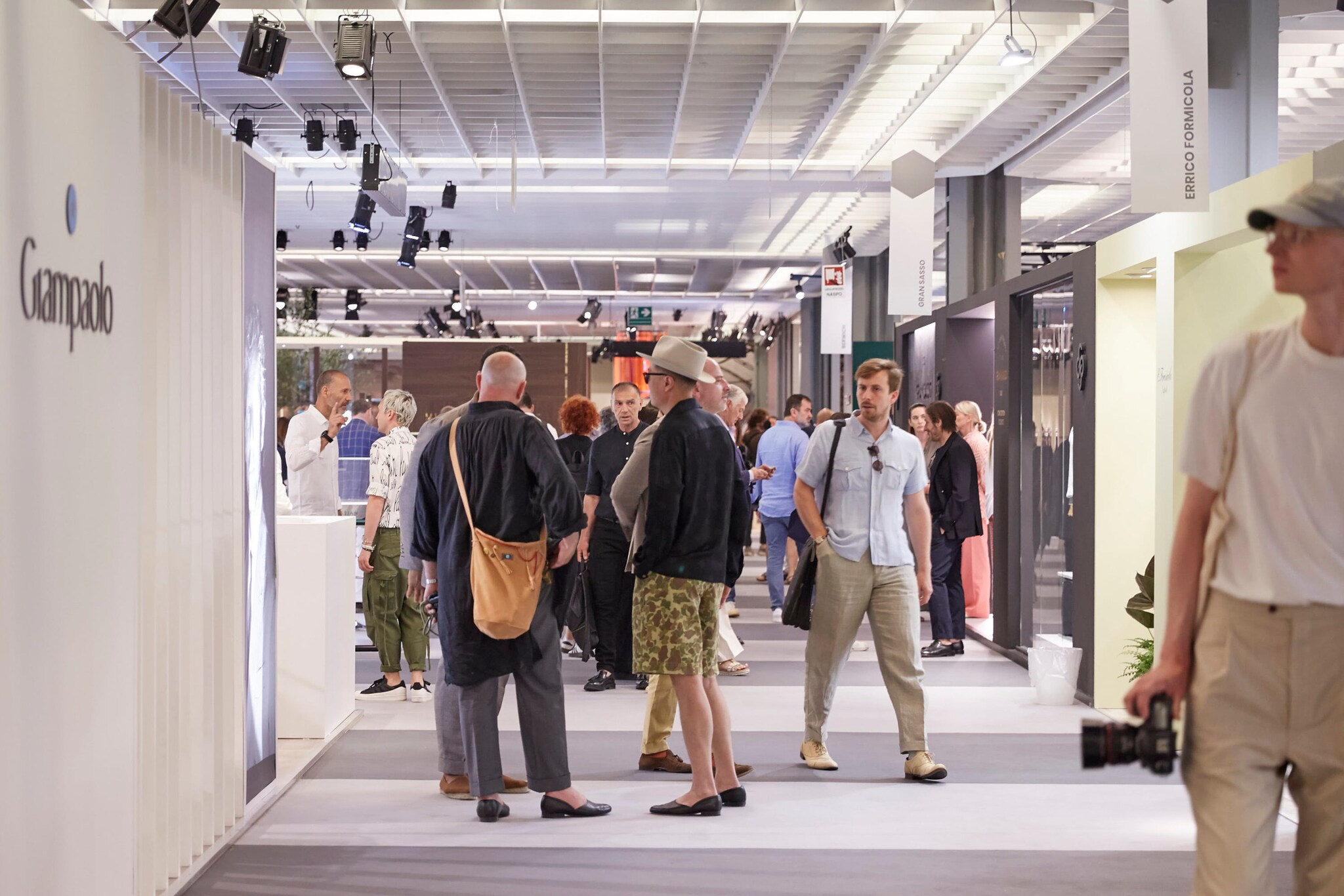 Menschen stehen auf einer Messe in Grüppchen zusammen und unterhalten sich