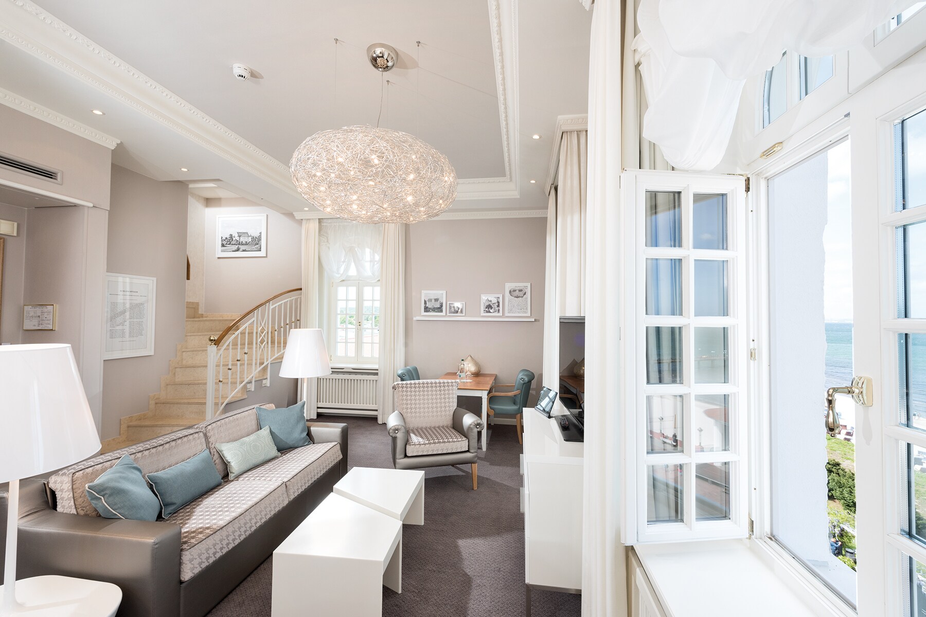 Eine Hotel-Suite mit Blick aufs Meer