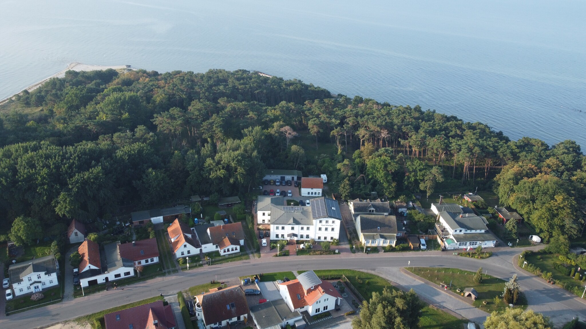 Luftbild mehrerer Häuser am Meer
