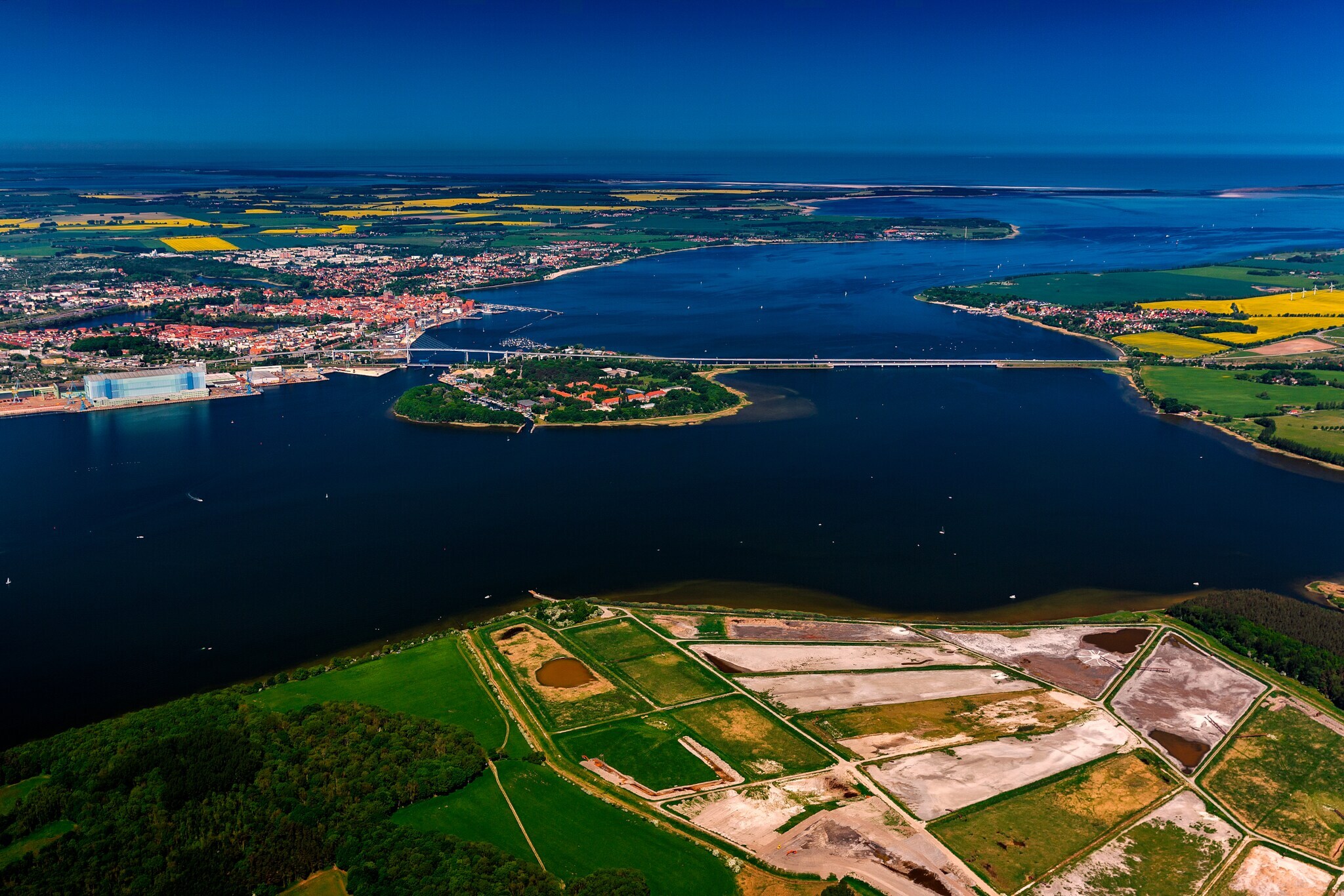 Luftbild einer Brücke über einen Meeresarm