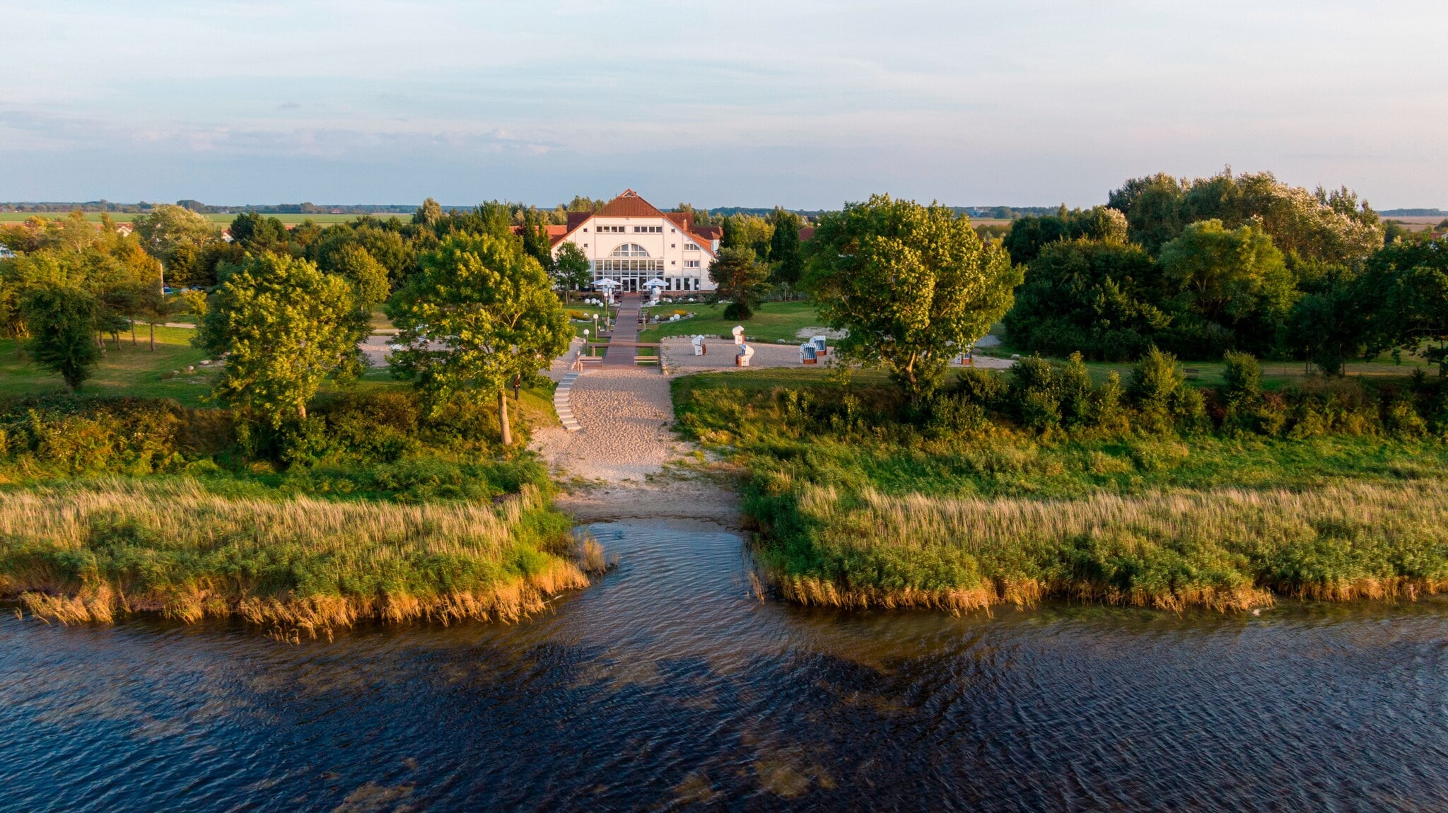 Strand mit einem Hotel Strand mit einem Hotel