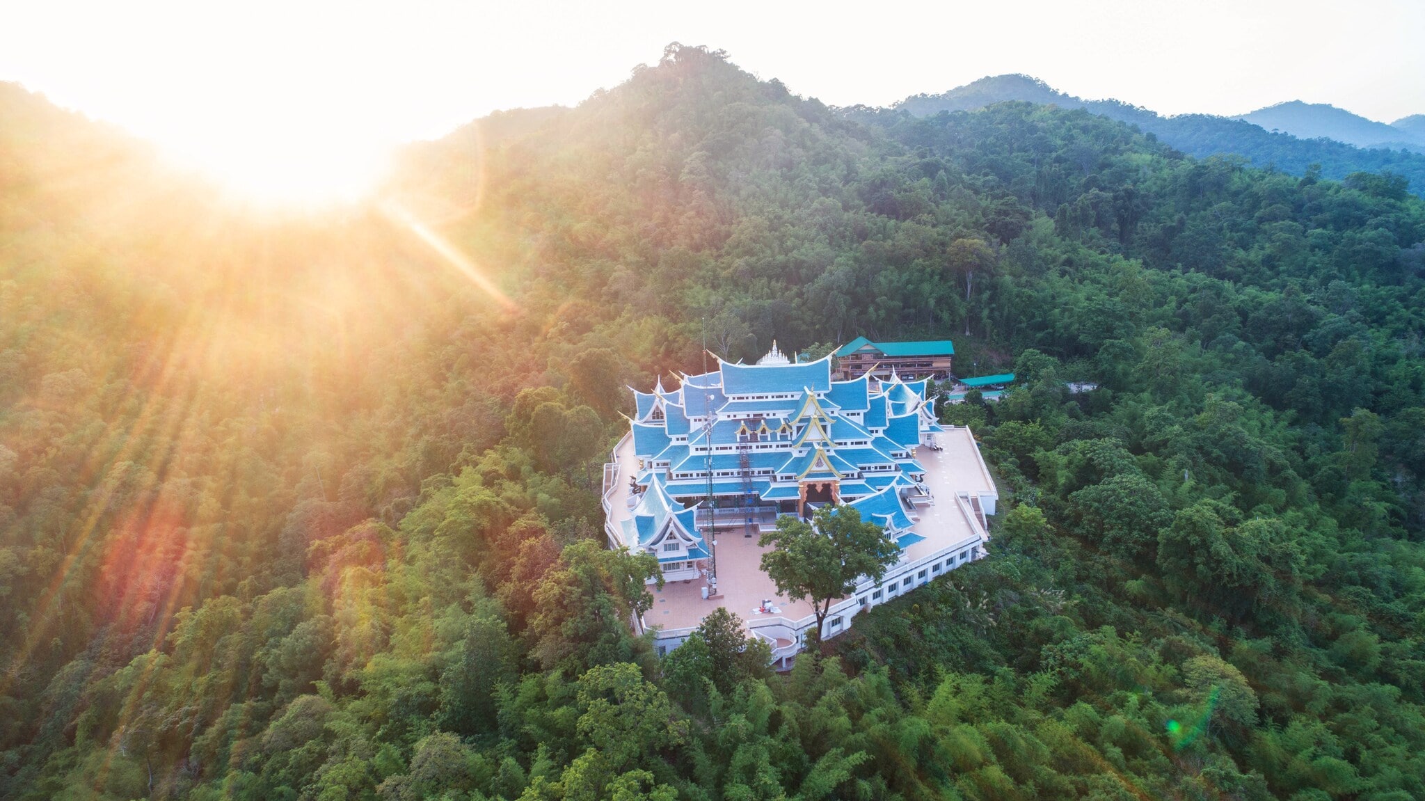 Tempel mit blauen Dächern auf einem Berg, umgeben von Urwald Tempel mit blauen Dächern auf einem Berg, umgeben von Urwald