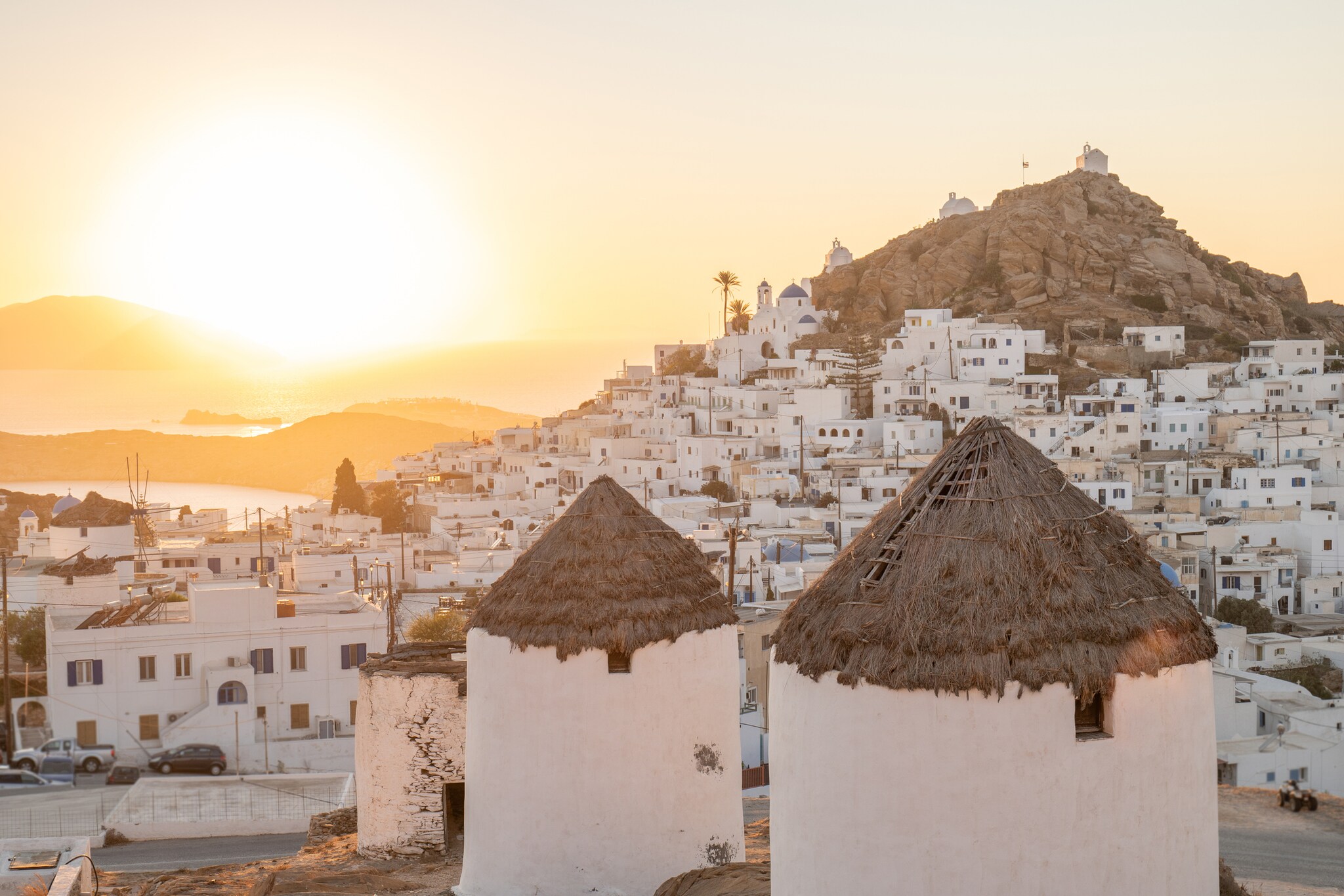 Sonnenuntergang über den weißen Häusern von Mykonos