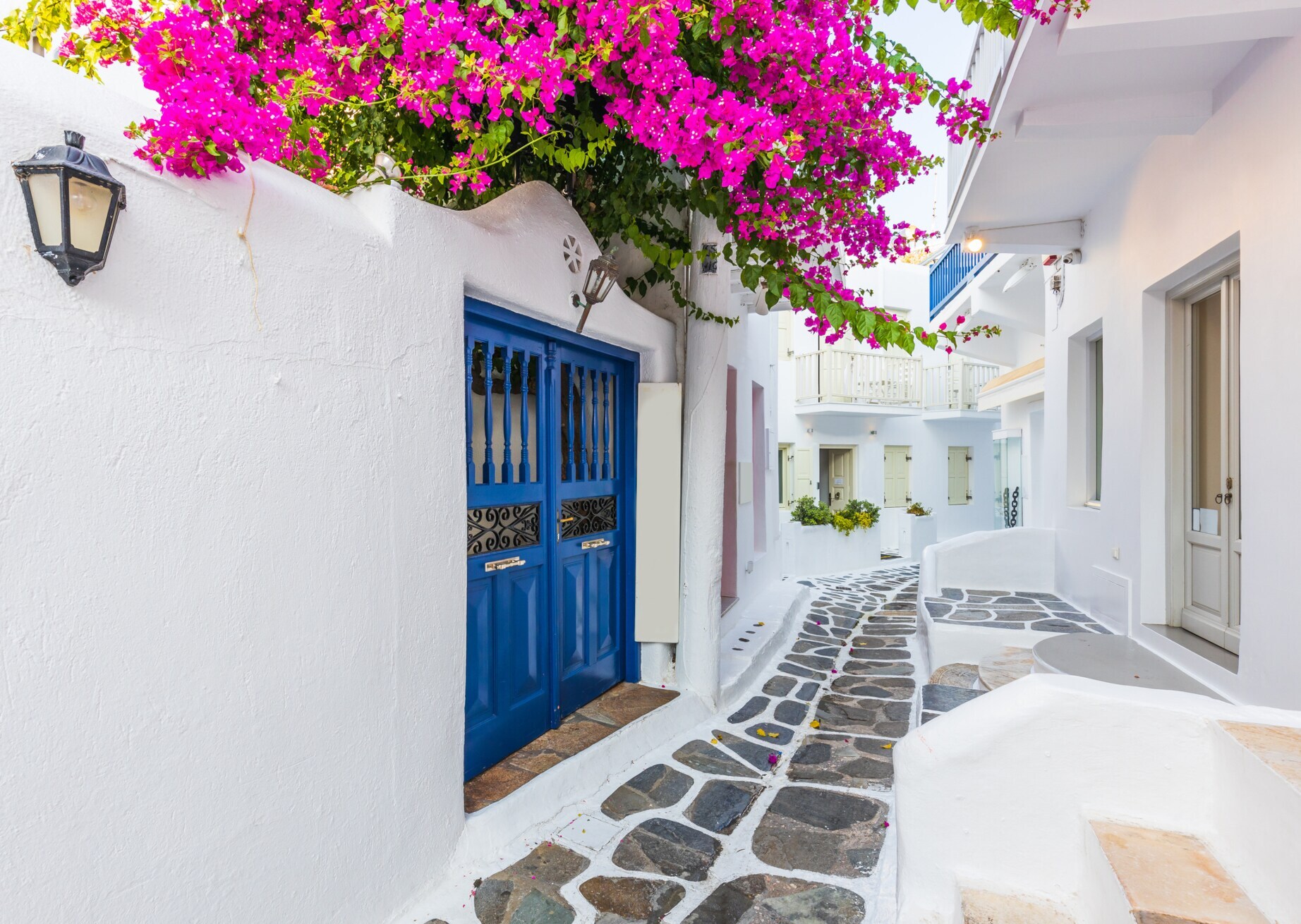 Kleine Gasse zwischen weißen Häusern auf Mykonos Kleine Gasse zwischen weißen Häusern auf Mykonos