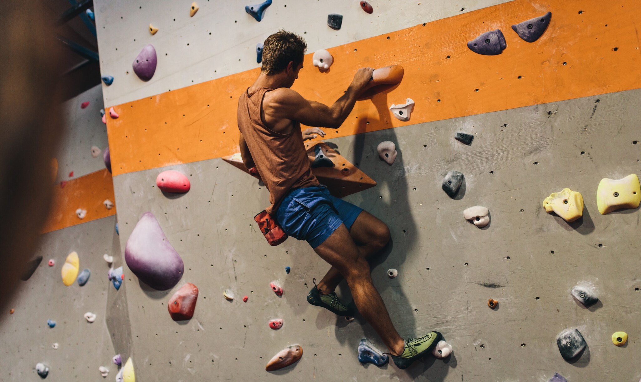 Ein Mann an einer Kletterwand