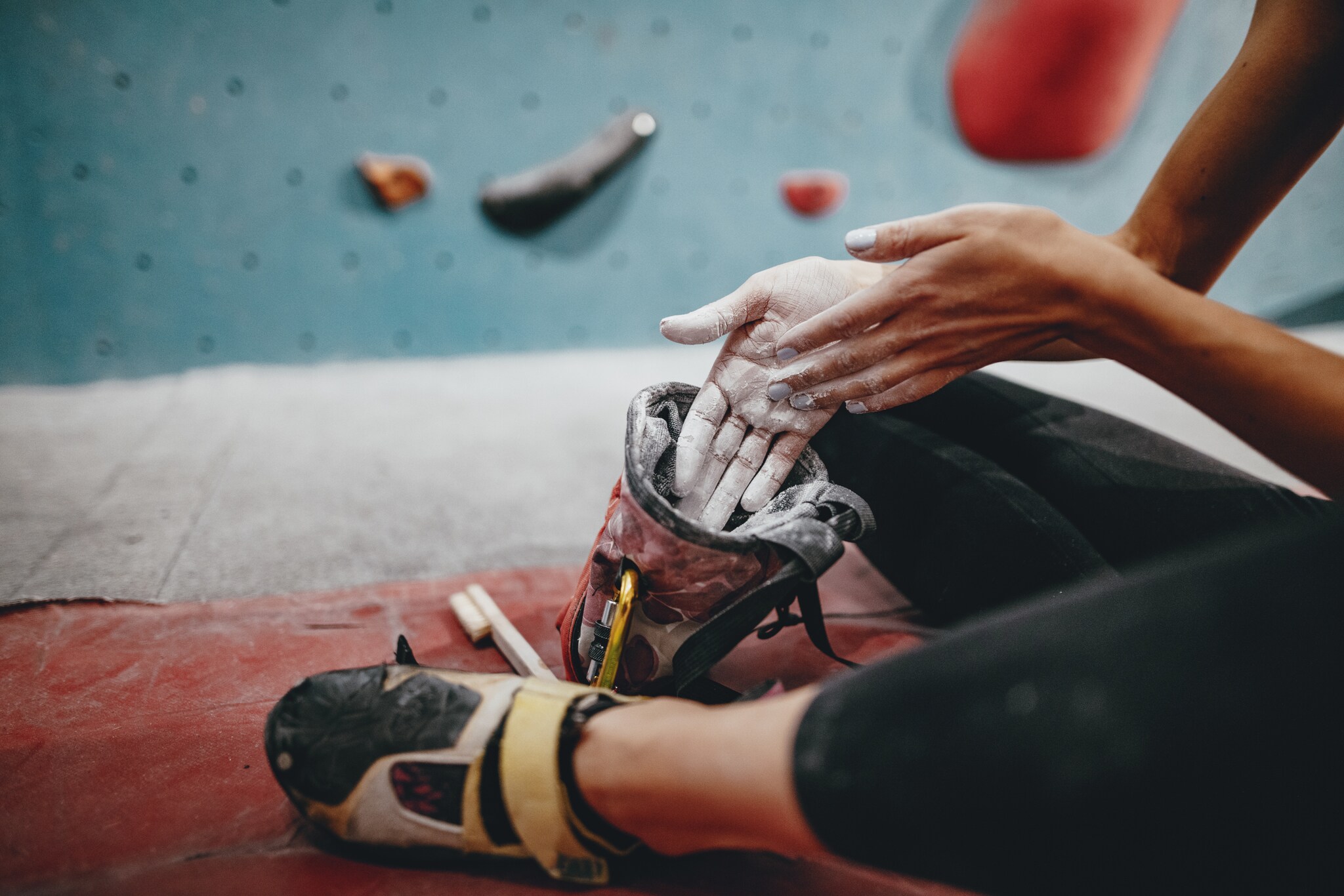 Eine Person reibt sich die Hände mit Magnesiumpulver ein