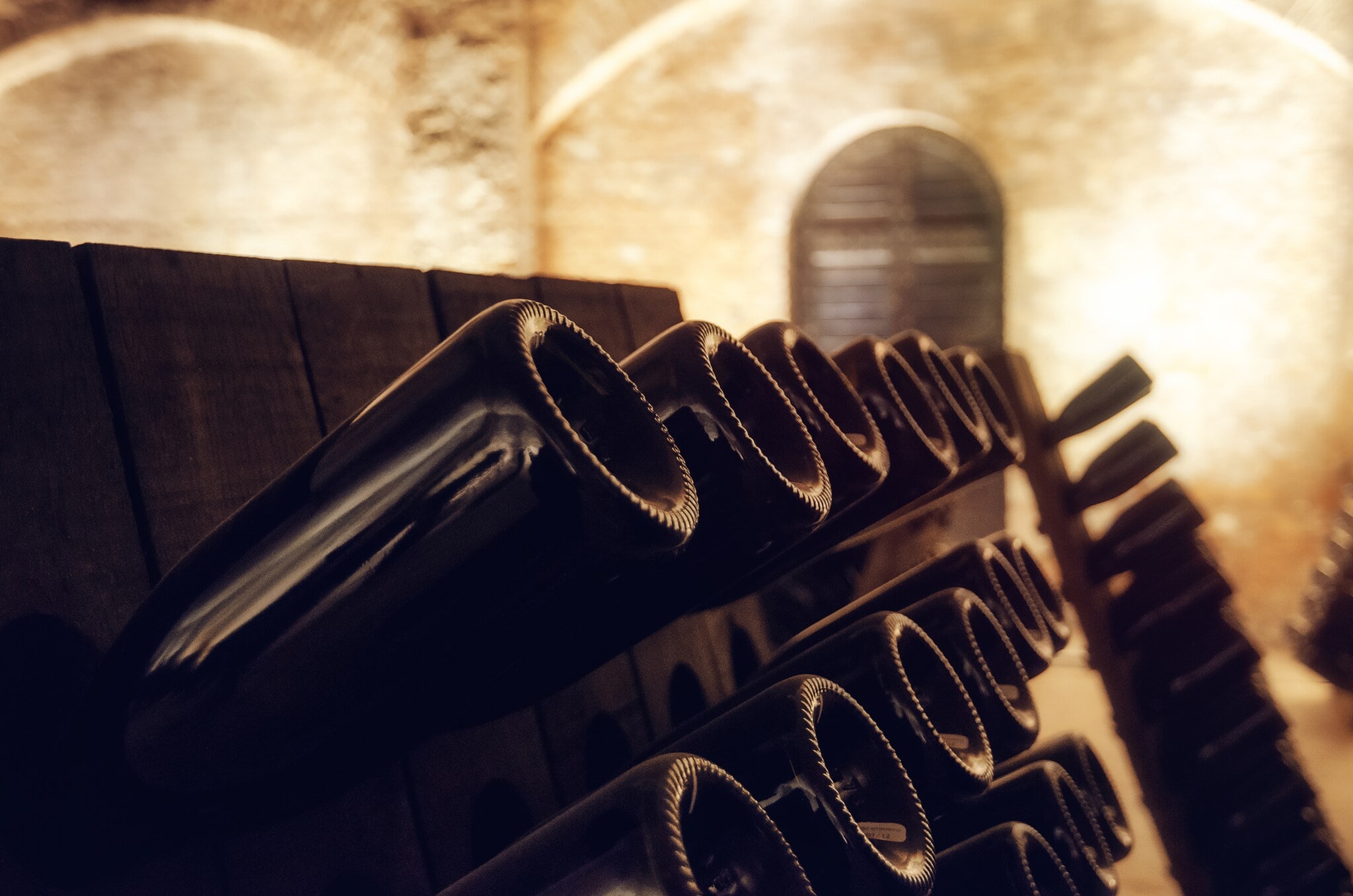 Weinflaschen in einem Keller Weinflaschen in einem Keller