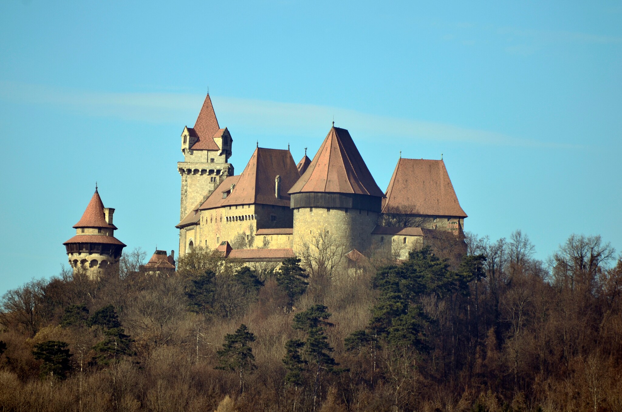 Blick auf Burg Kreuzenstein vor blauem Himmel