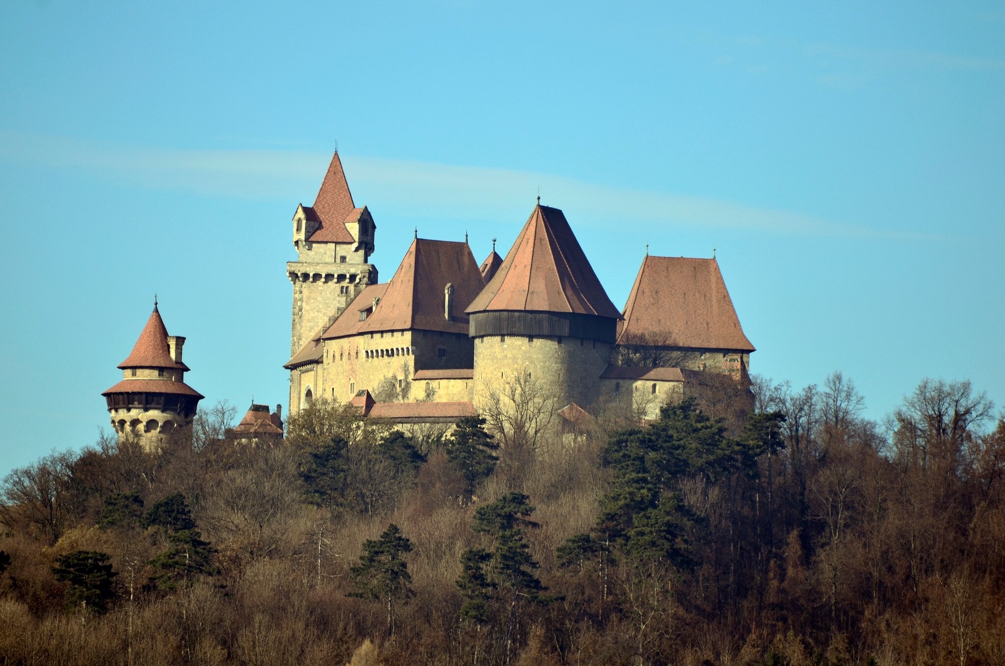 Blick auf Burg Kreuzenstein vor blauem Himmel Blick auf Burg Kreuzenstein vor blauem Himmel