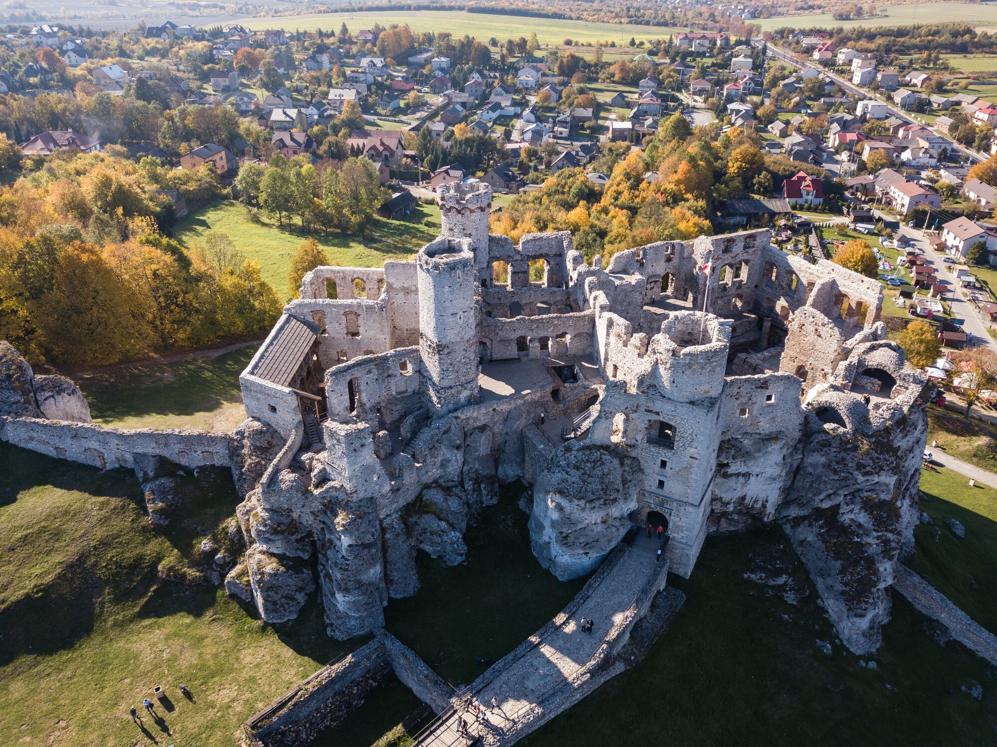 Luftaufnahme der Burg Ogrodzieniec in Polen Luftaufnahme der Burg Ogrodzieniec in Polen