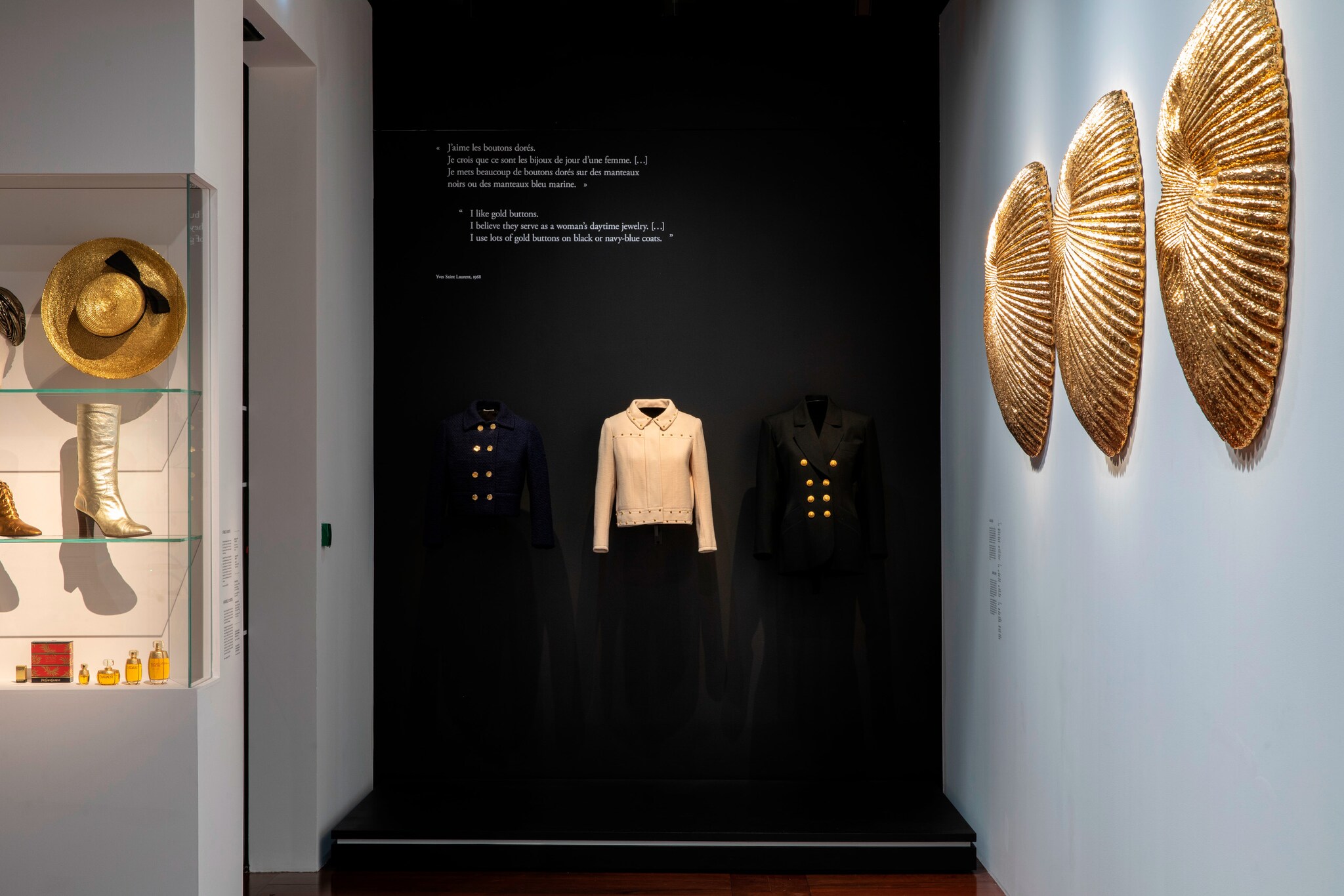 Ausstellungsstücke wie Oberteile, Hüte und Stiefel in Gold aus der Ausstellung GOLD im Museum YSL in Paris