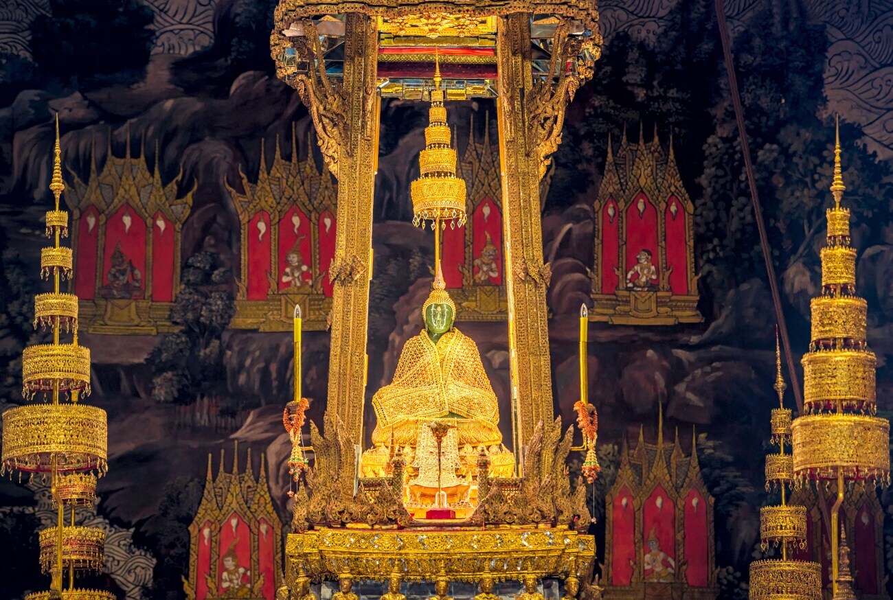 Blick auf den von viel Gold umgebenen Smaragd-Buddha im Wat Phra Kaeo Tempel Blick auf den von viel Gold umgebenen Smaragd-Buddha im Wat Phra Kaeo Tempel