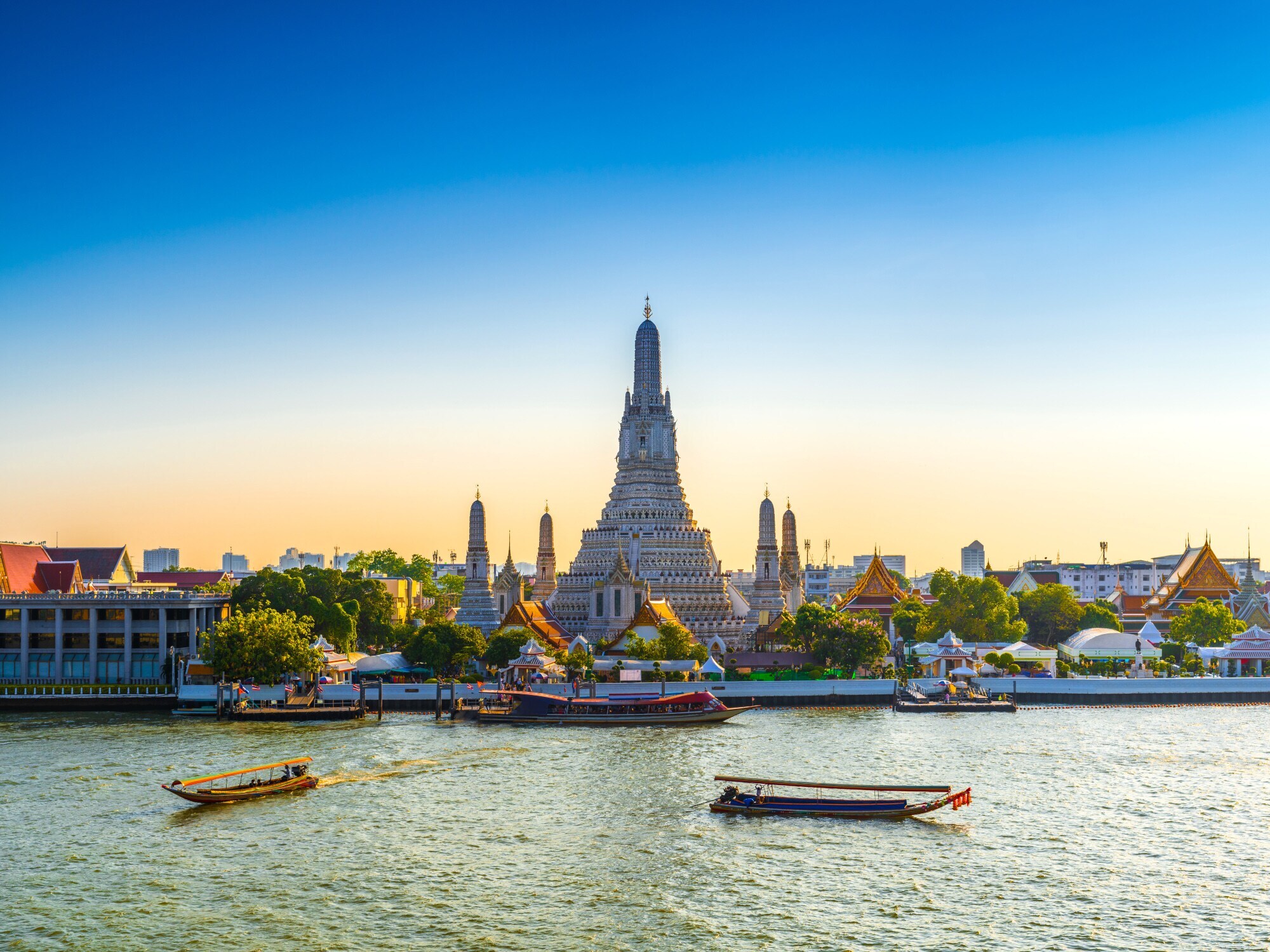 Blick vom Wasser auf den Arun Tempel in Bangkok in der Morgendämmerung