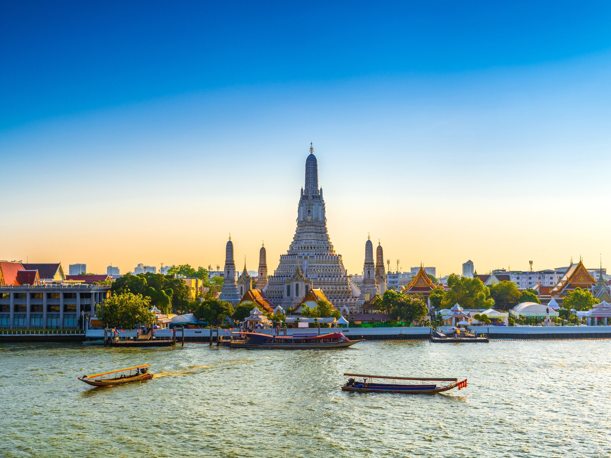 Blick vom Wasser auf den Arun Tempel in Bangkok in der Morgendämmerung Blick vom Wasser auf den Arun Tempel in Bangkok in der Morgendämmerung