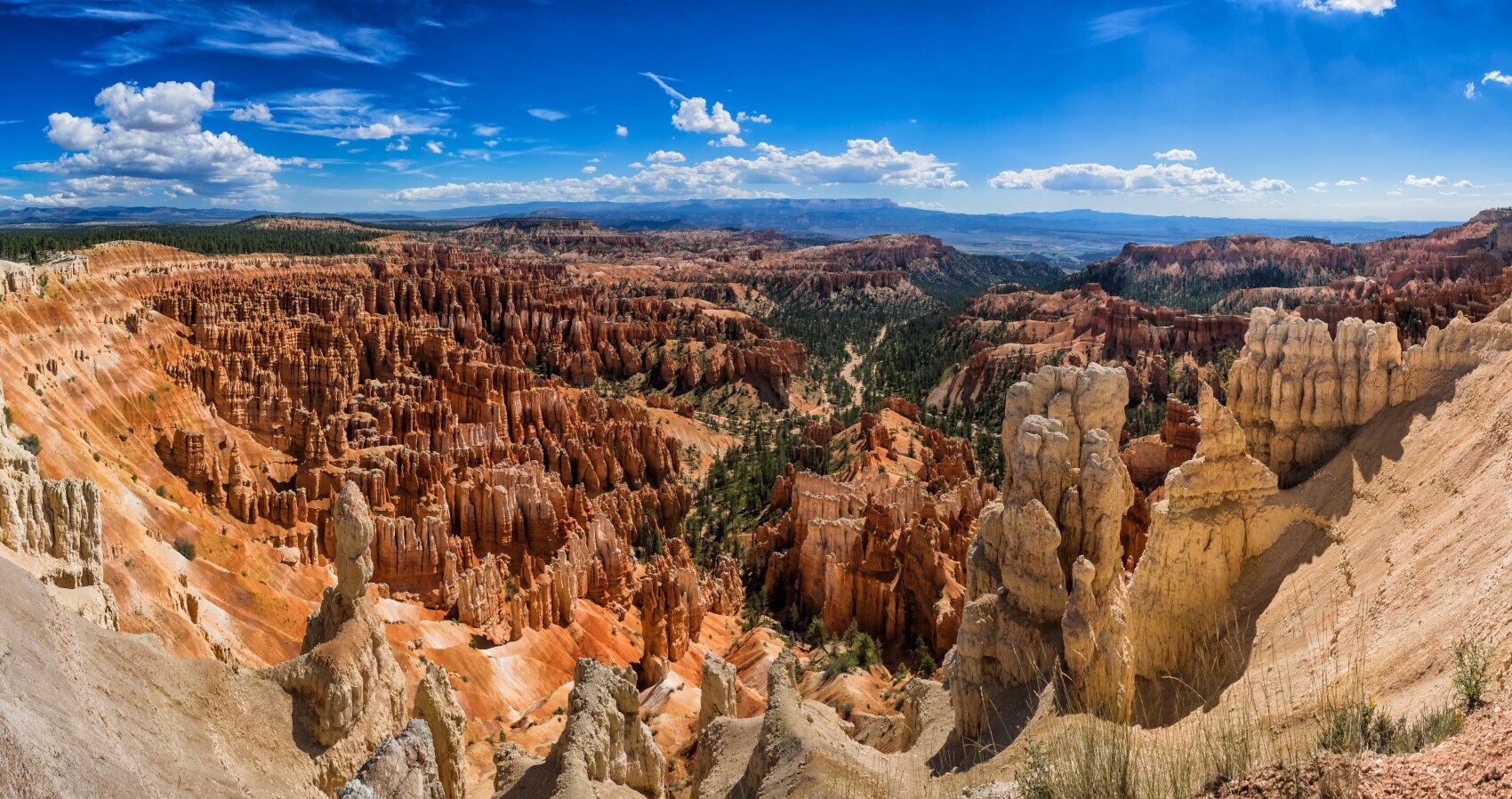 Amphitheater mit Felsformationen im Bryce-Canyon-Nationalpark