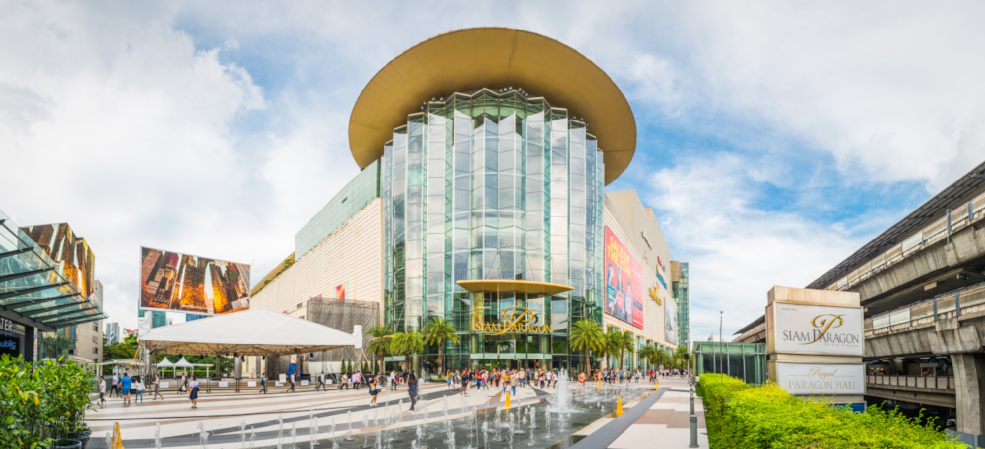 Frontaler Blick auf den gläsernen Eingangsbereich der Siam Paragon Shopping Mall