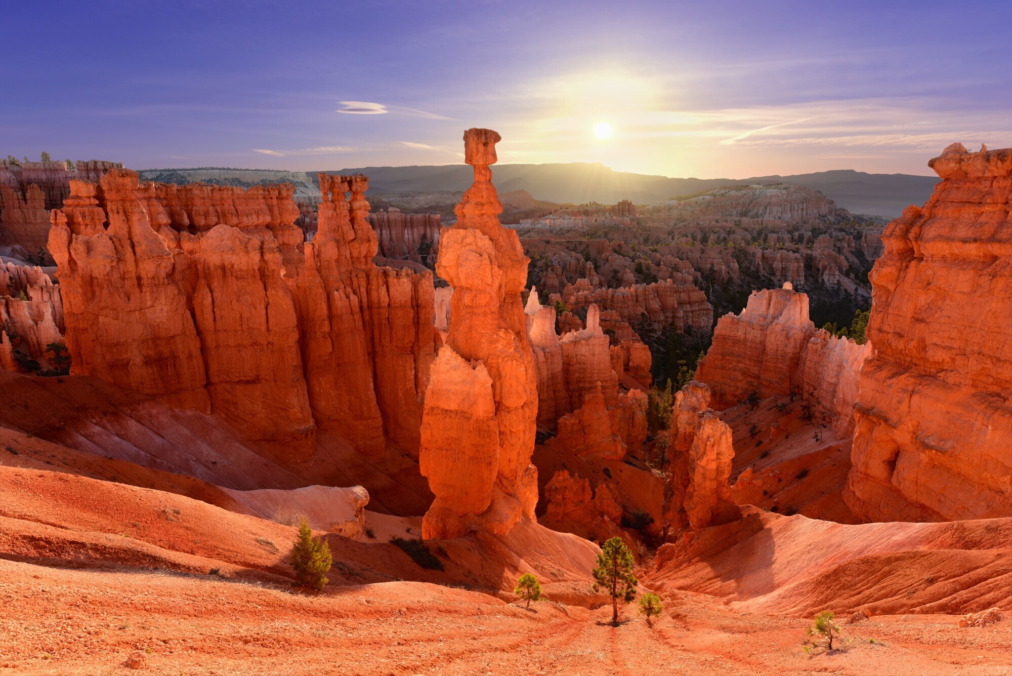 Bryce-Canyon-Nationalpark mit Felsformationen bei Sonnenaufgang