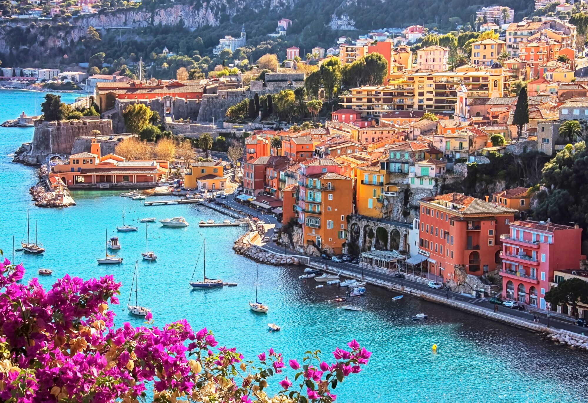 Blick auf eine Stadt an der Côte d'Azur im Sommer