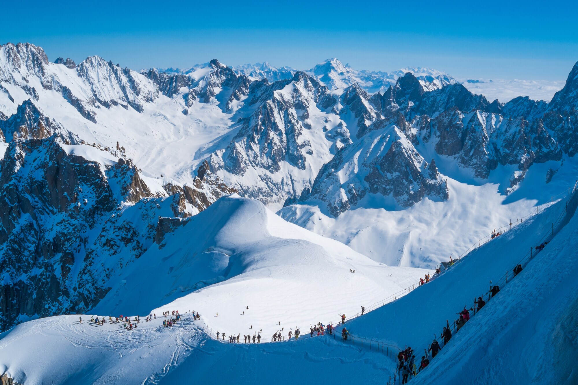 Blick auf schneebedeckte Berge in Frankreich