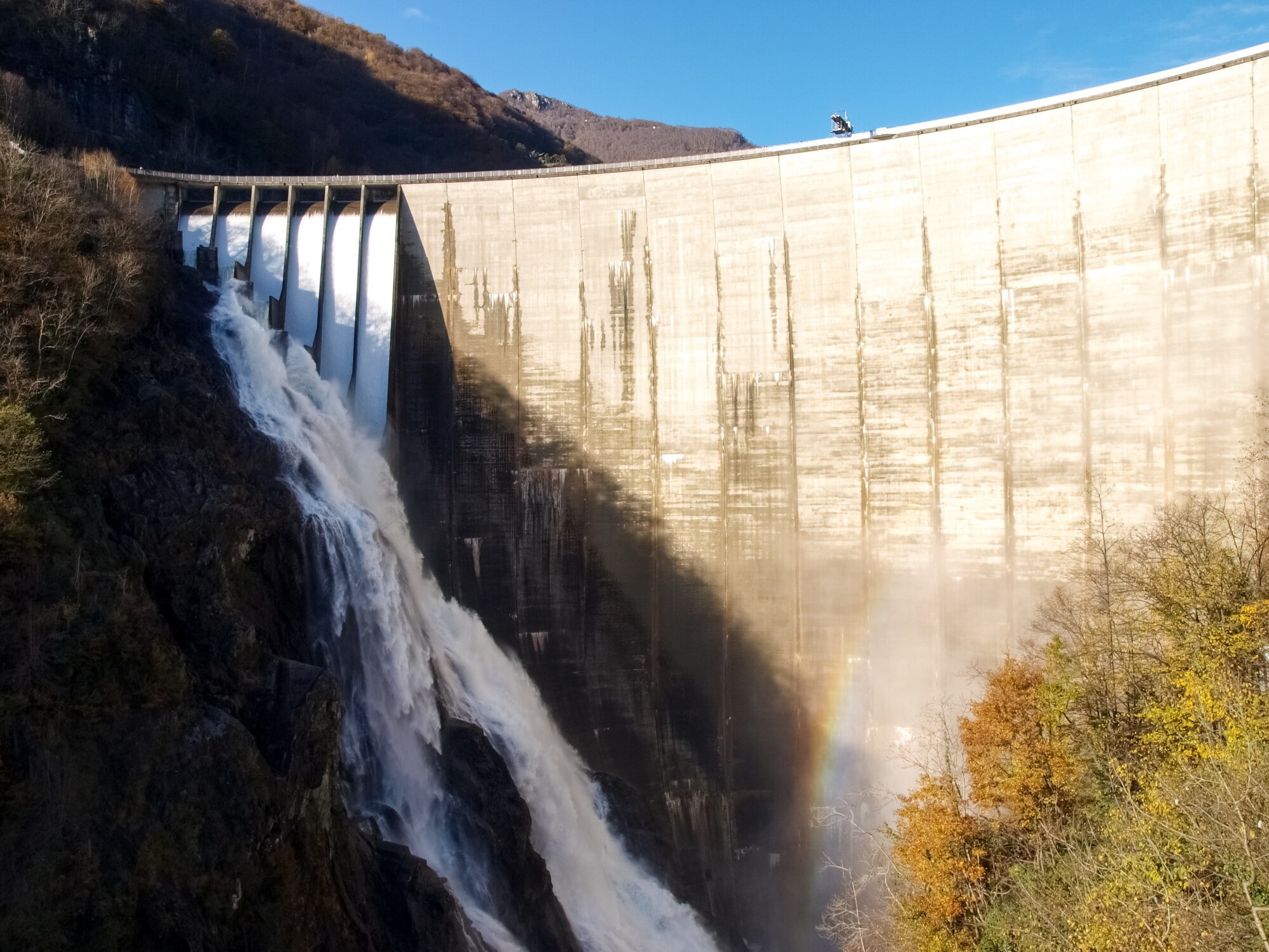 Blick auf den Staudamm von Contra Verzasca Ticino in der Schweiz Blick auf den Staudamm von Contra Verzasca Ticino in der Schweiz