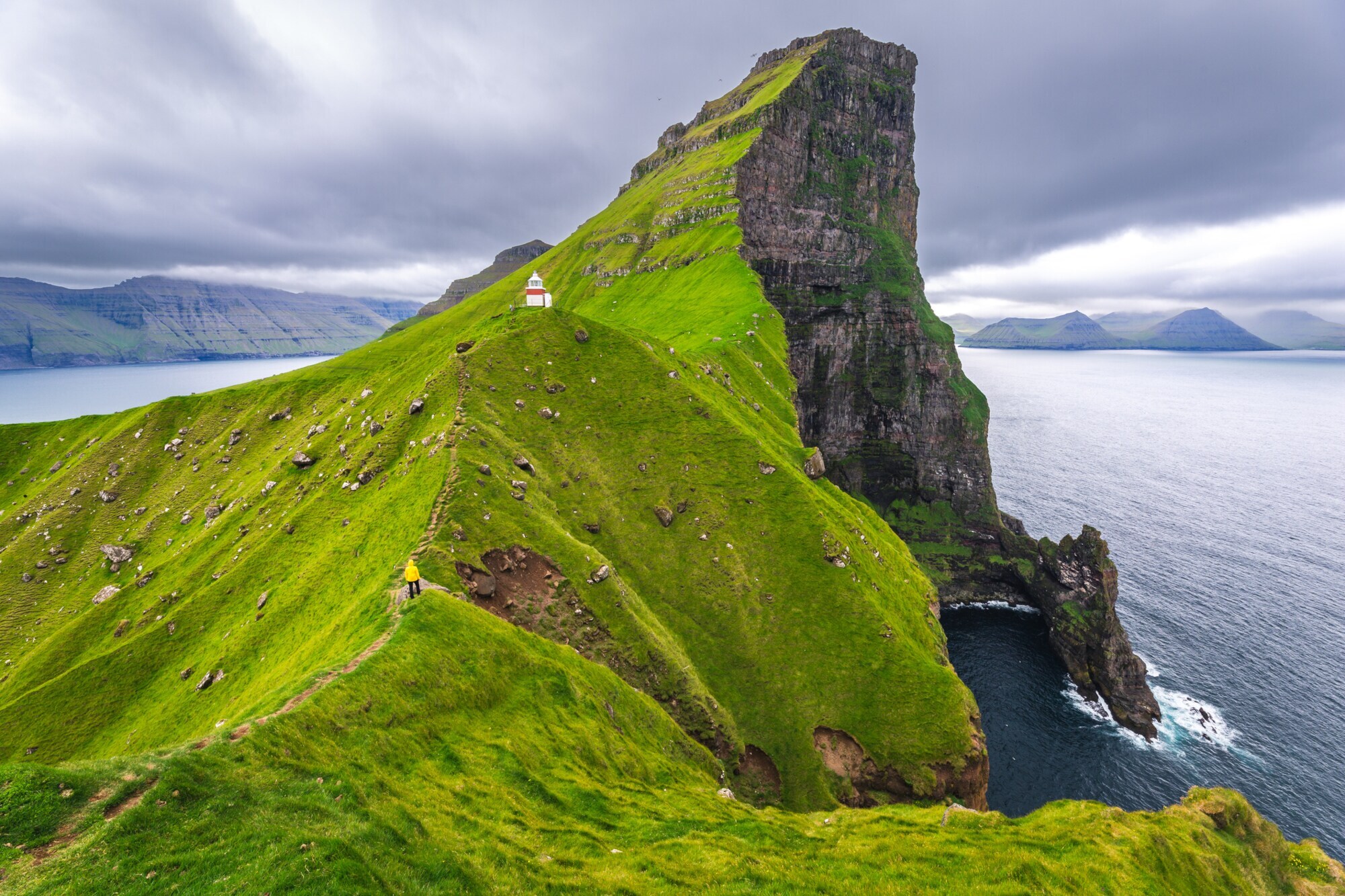 Eine grüne Klippe auf den Färöern