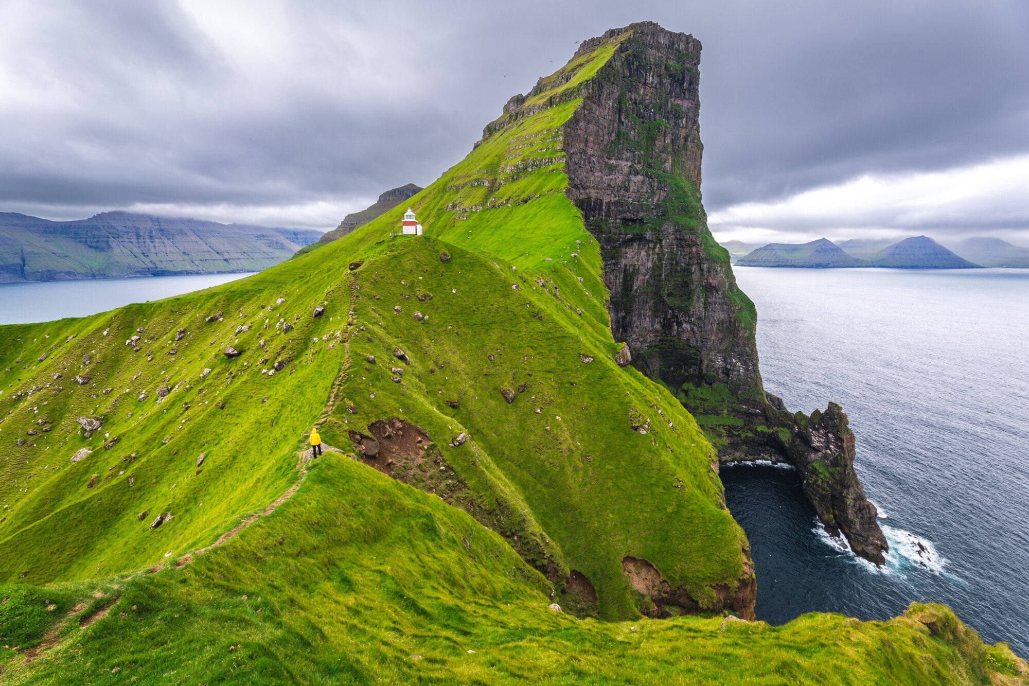 Eine grüne Klippe auf den Färöern Eine grüne Klippe auf den Färöern