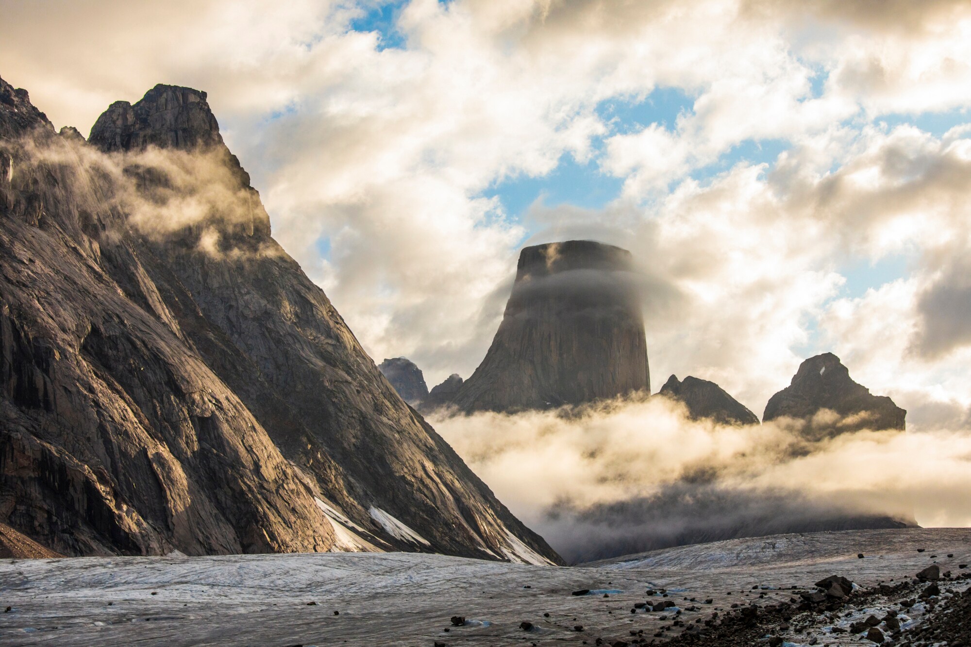 Blick auf den von Wolken umgebenen Mount Asgard in Kanada