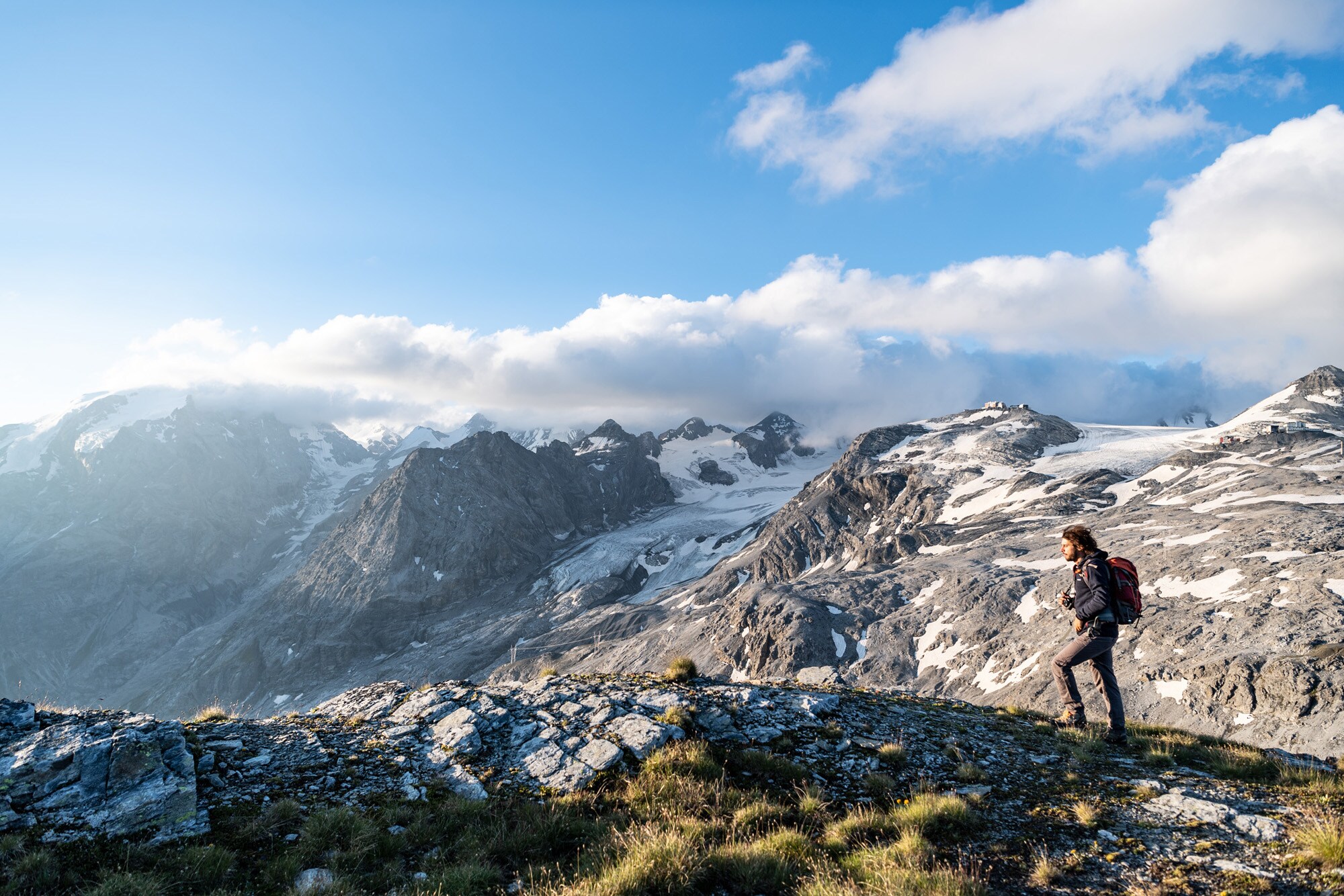 Eine Person wandert auf einem Bergplateau