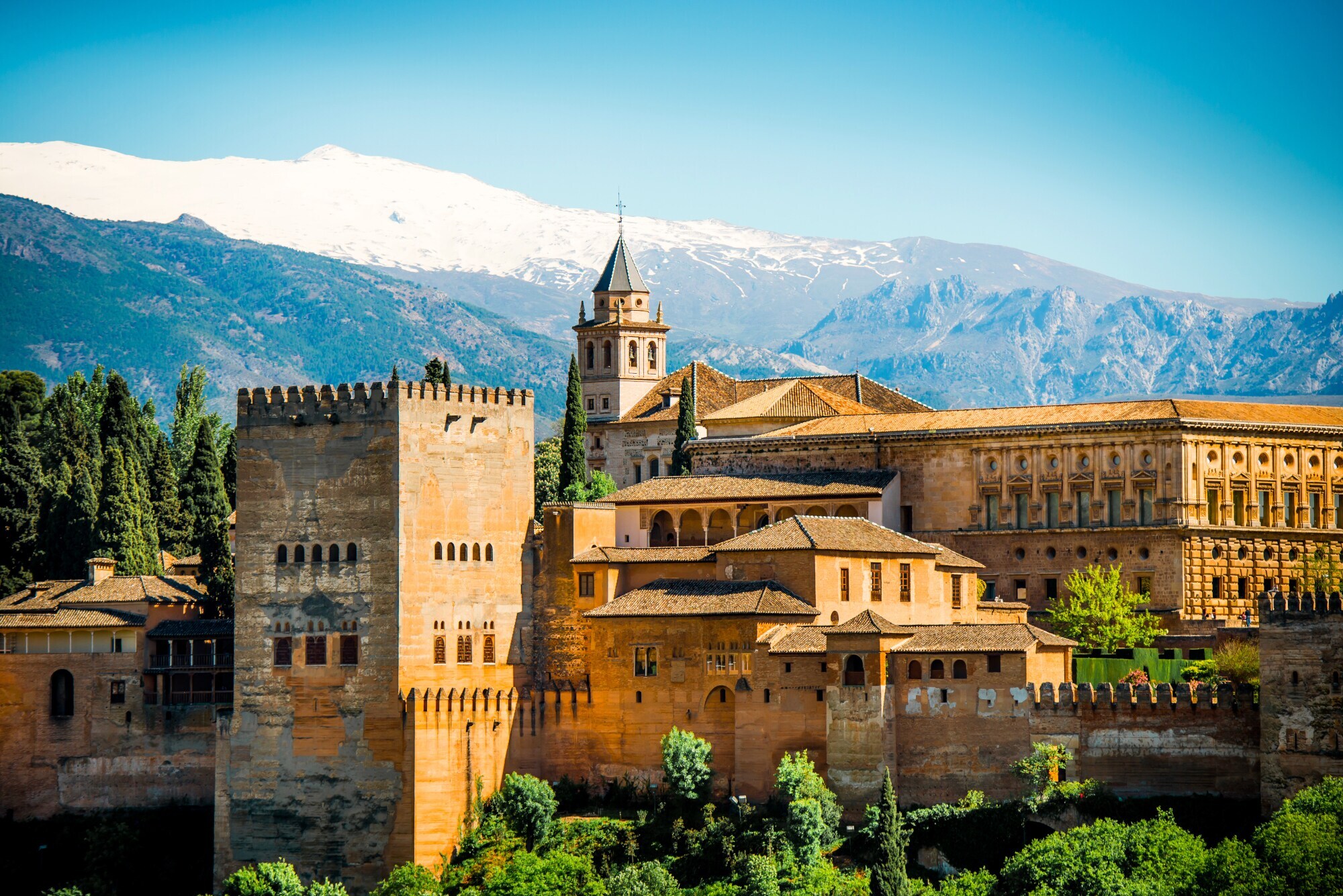Die Alhambra in Granada, im Hintergrund Berge