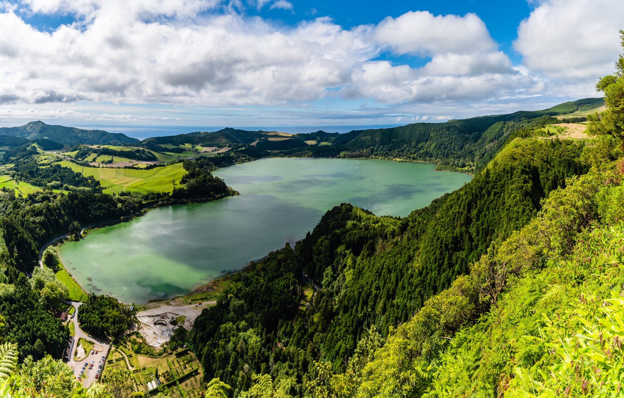 Malerische Aussicht auf den Furnas-See auf der Azoreninsel São Miguel.