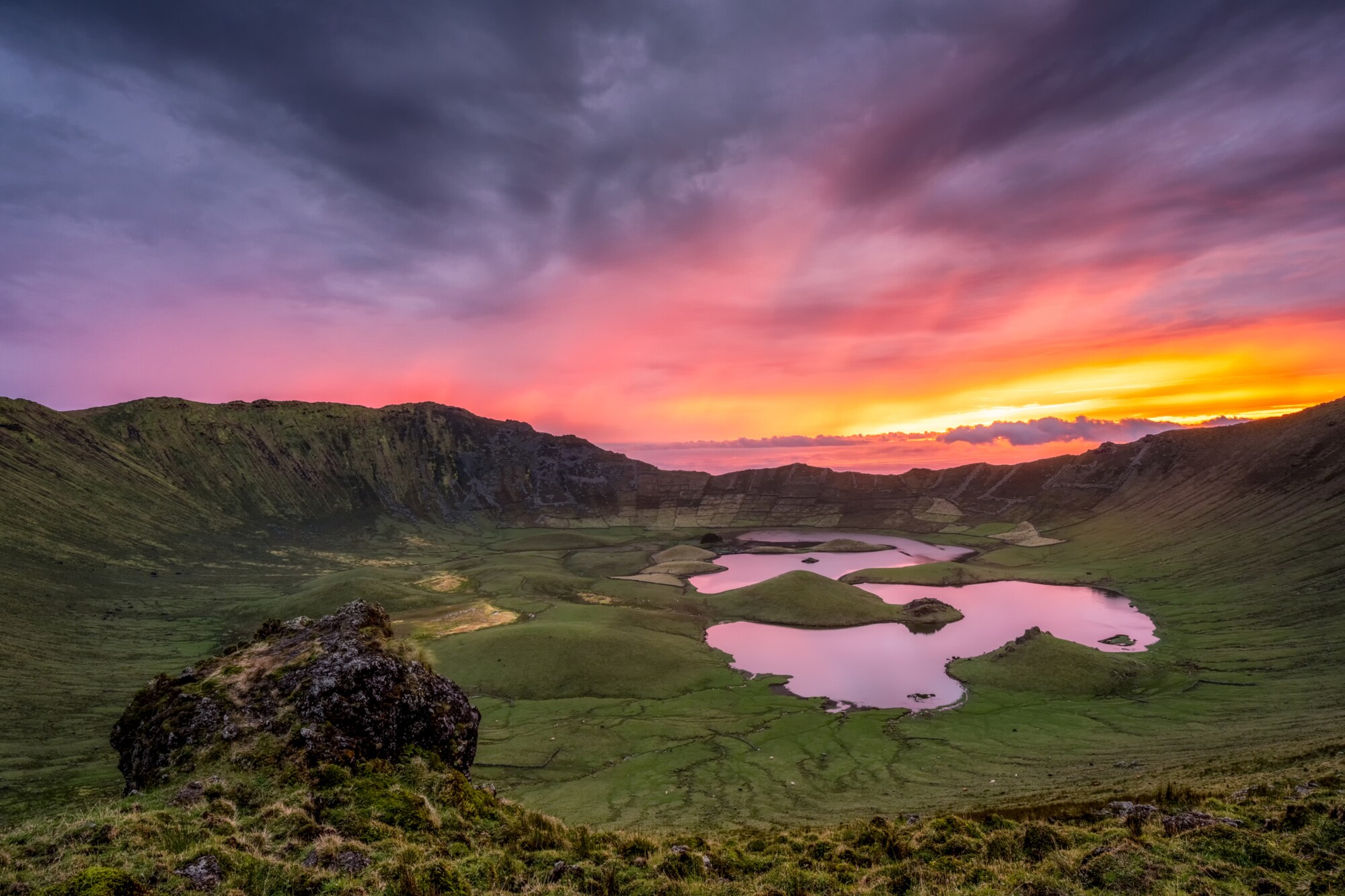 Der Caldeirãokrater auf der Azoreninsel Corvo bei Sonnenuntergang.