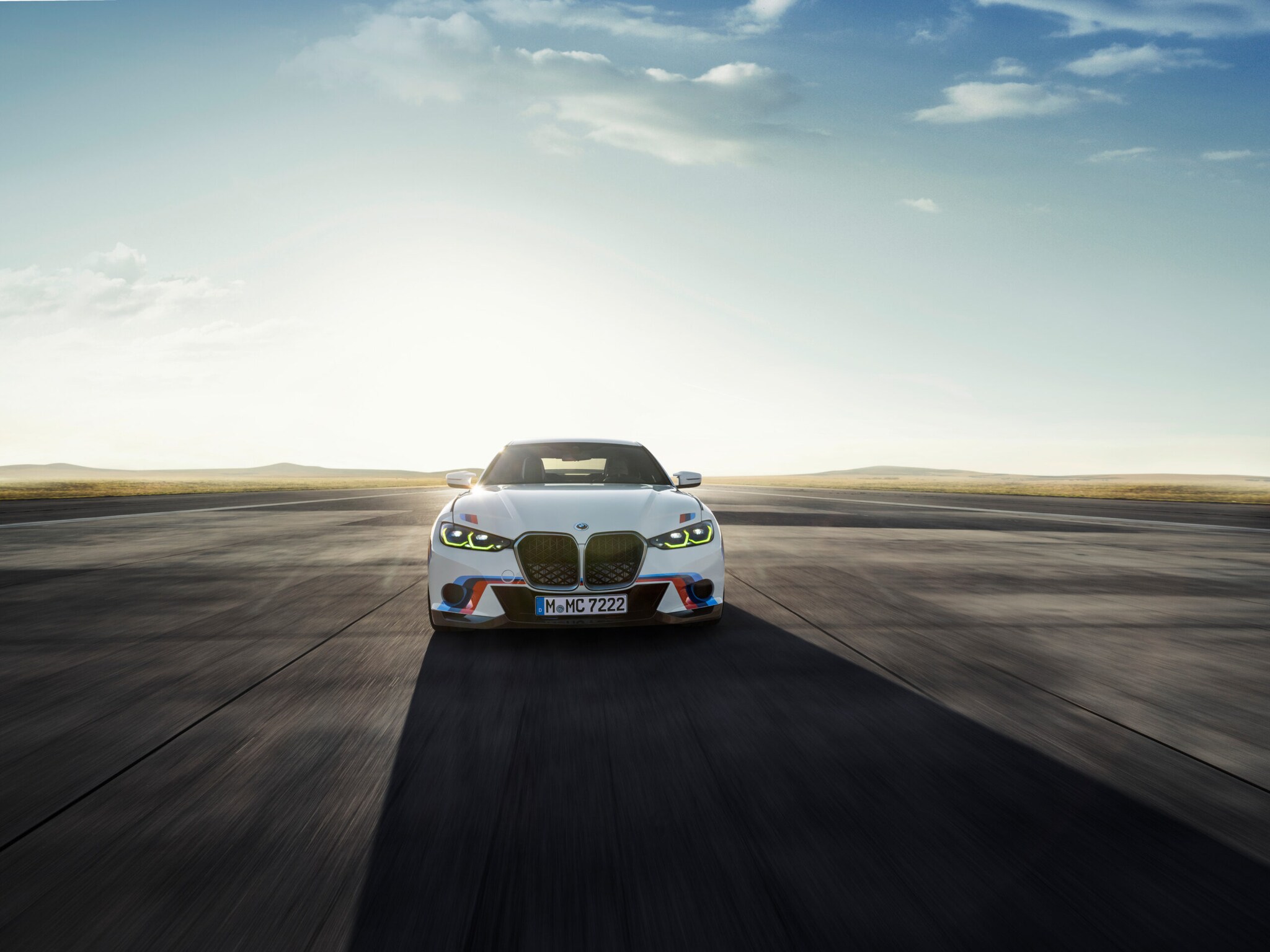 Weißes, sportliches BMW-Auto von vorne auf einer leeren Straße